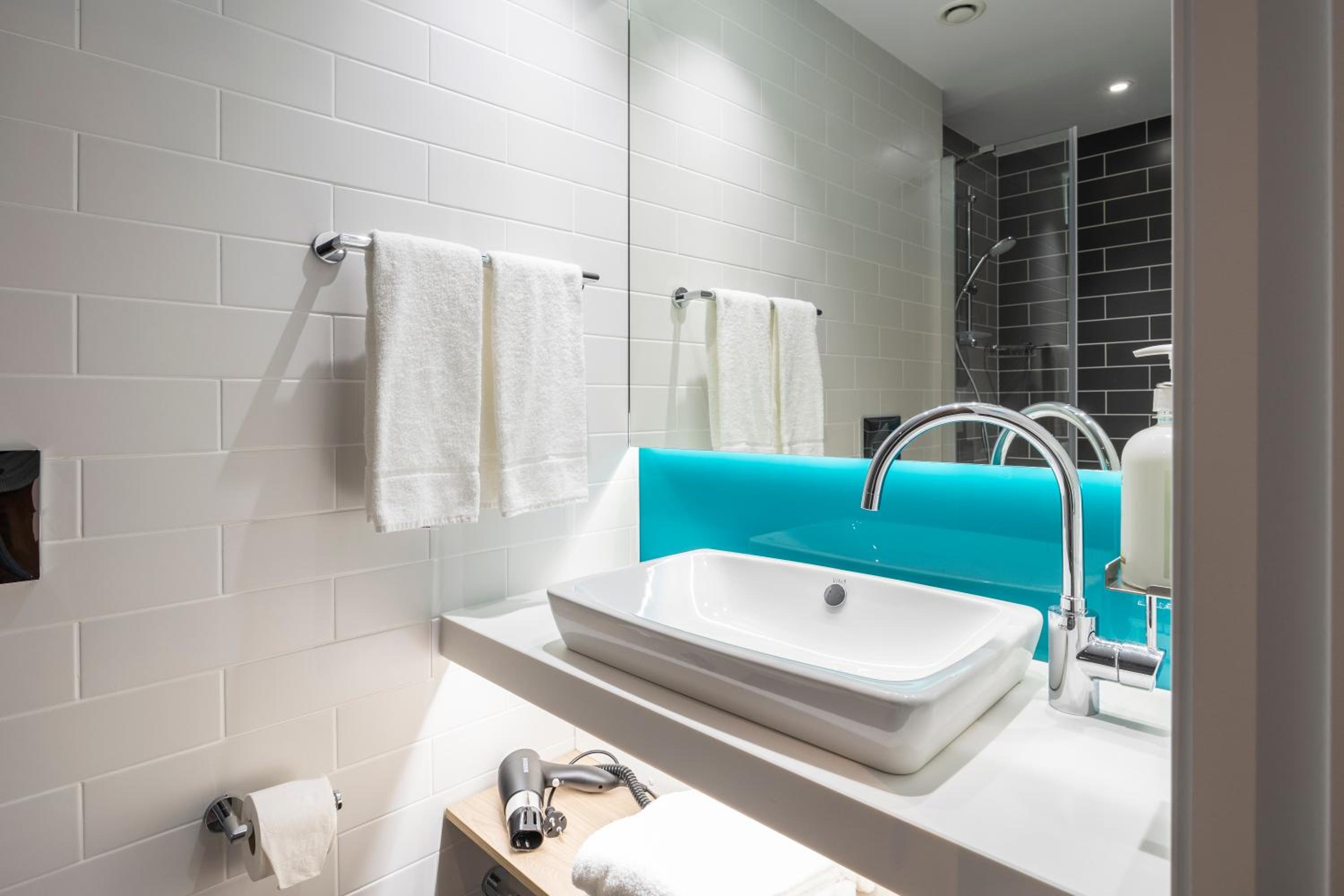 Standard Queen Room with Single Sofa Bed - Free Breakfast