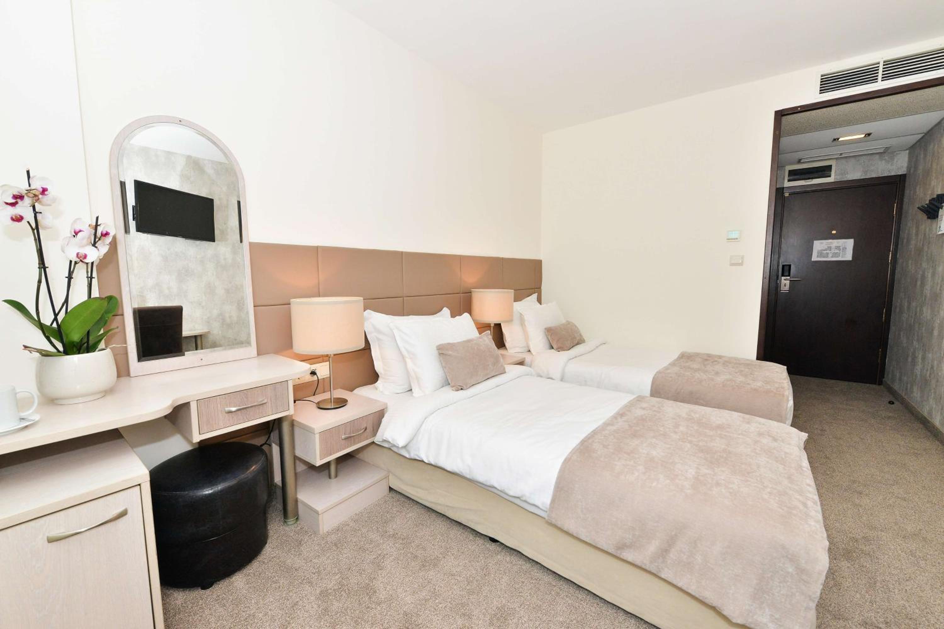 Double Room with Two Single Beds - Non-Smoking