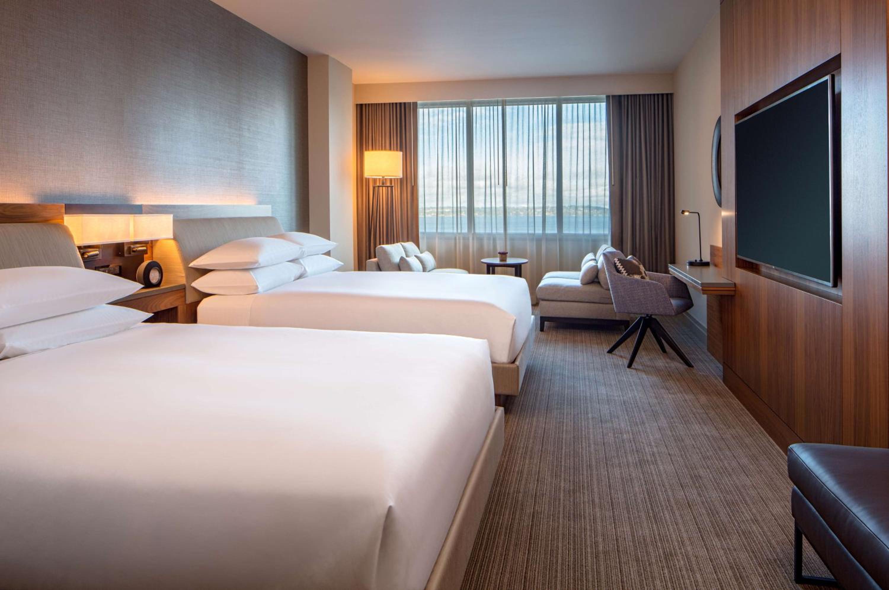 Queen Room with Two Queen Beds and Lake View