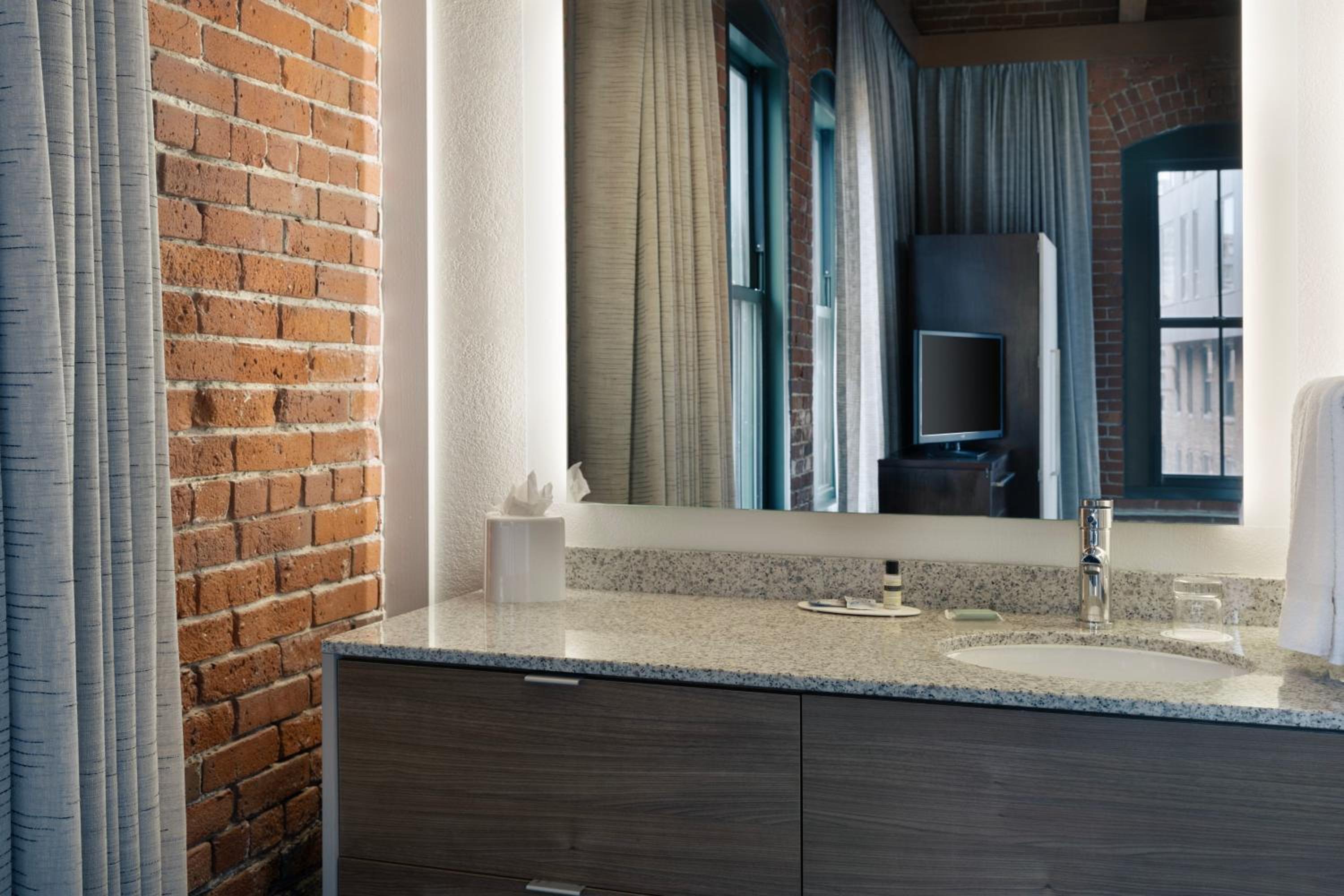 Large One-Bedroom Corner Suite