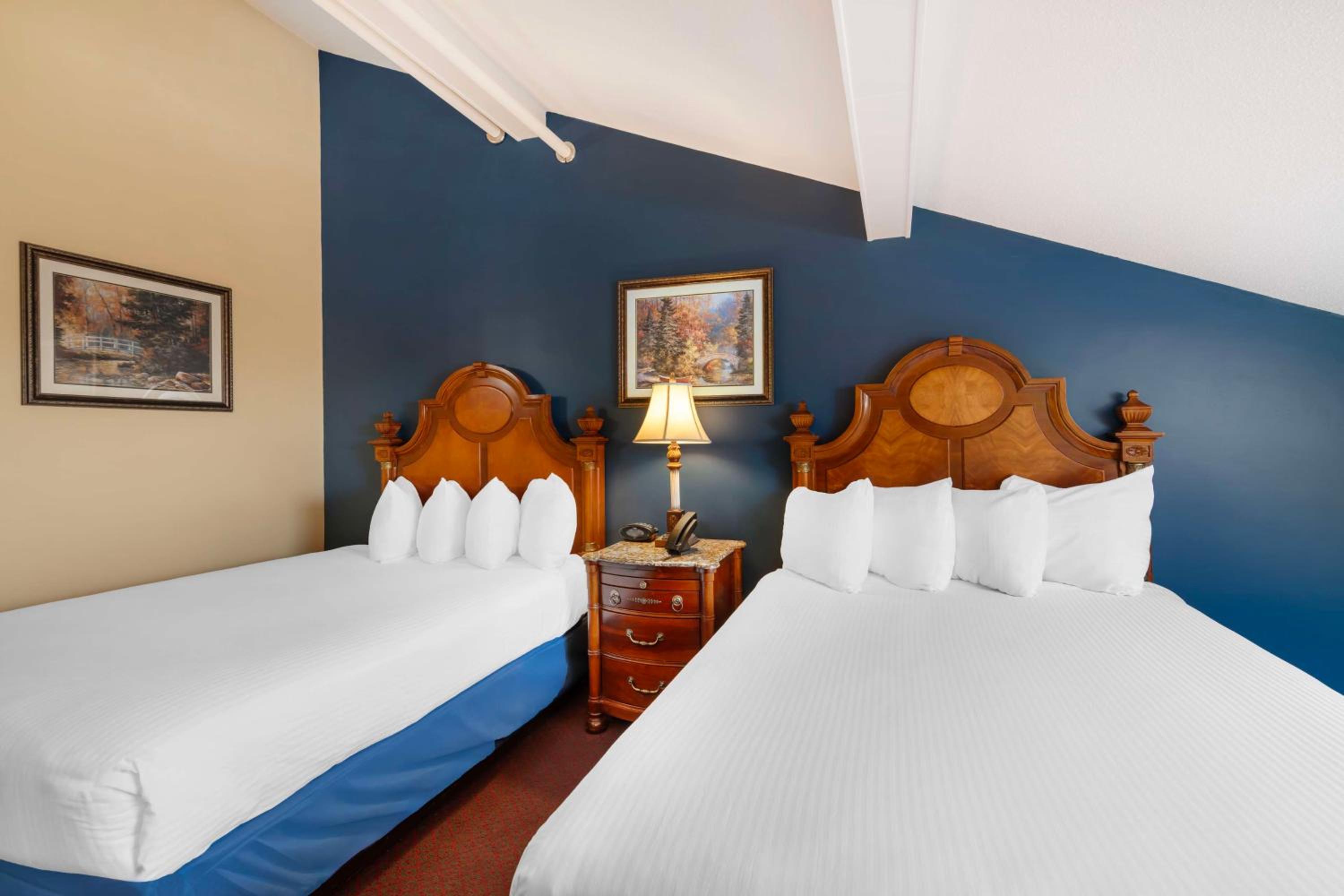 Executive Queen Suite with Two Queen Beds and Fireplace - Non-Smoking