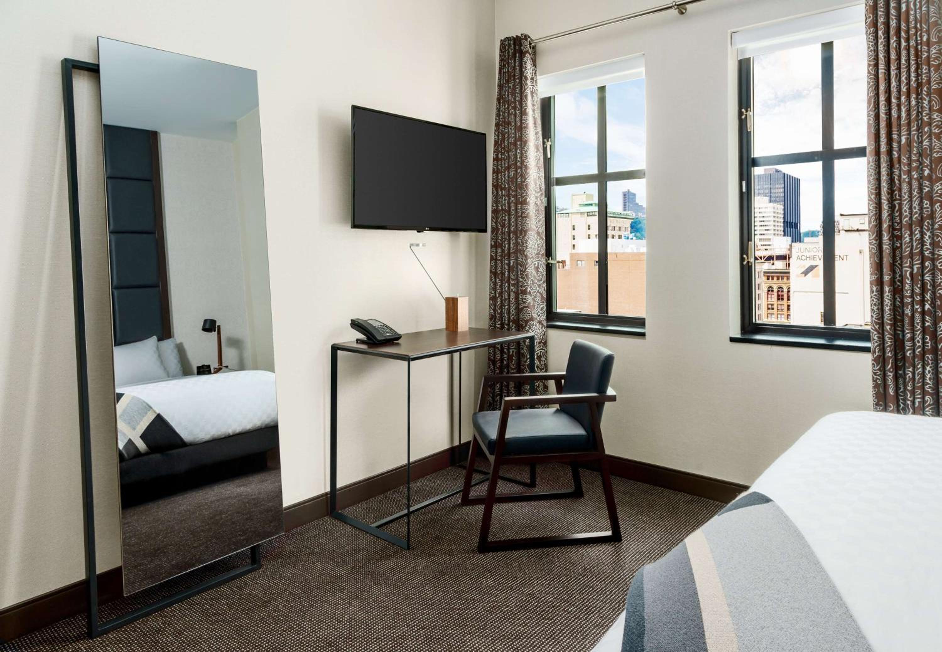 Deluxe King Room with Roll-In Shower - Mobility Accessible