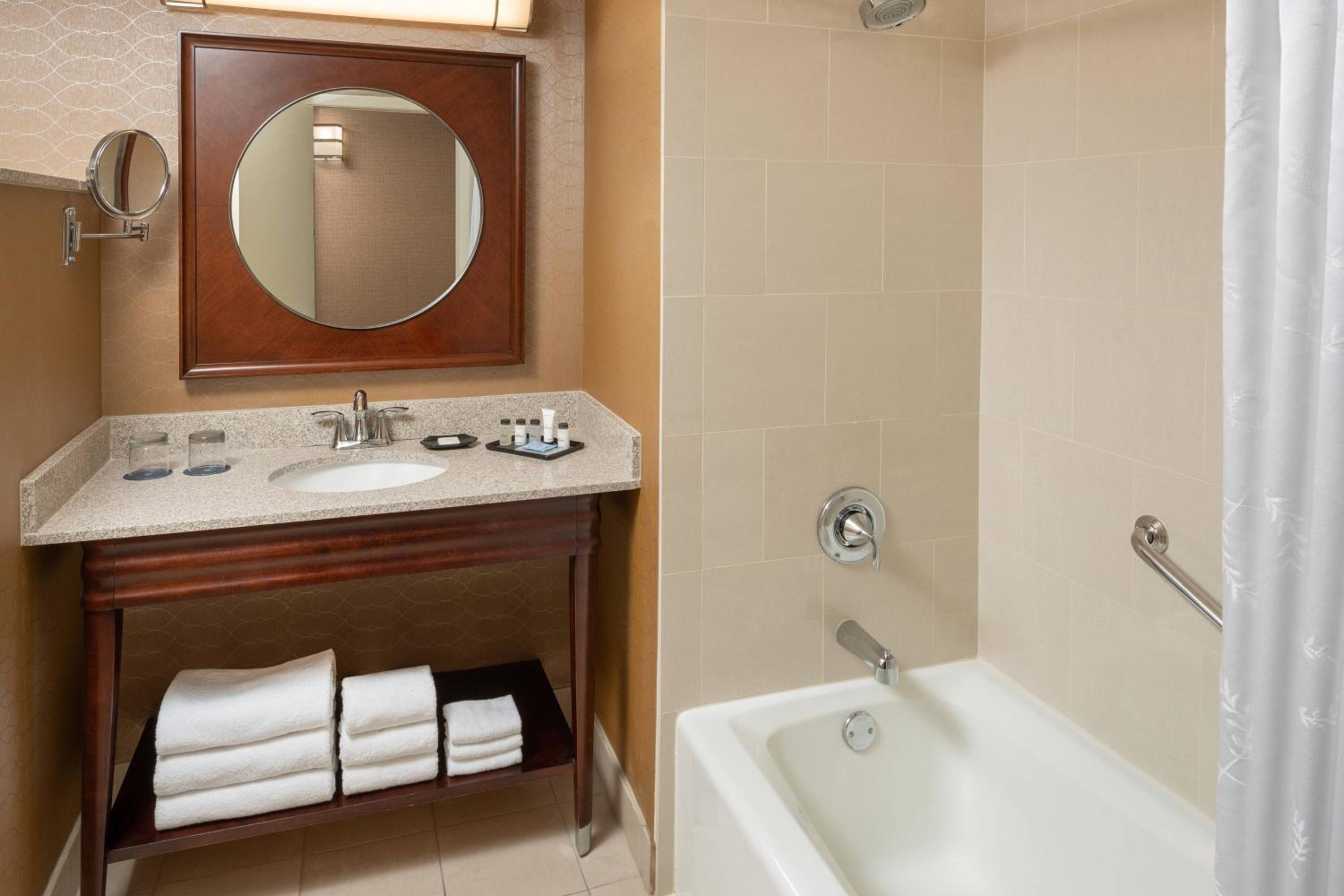 Club level, Guest room, 1 King, Balcony