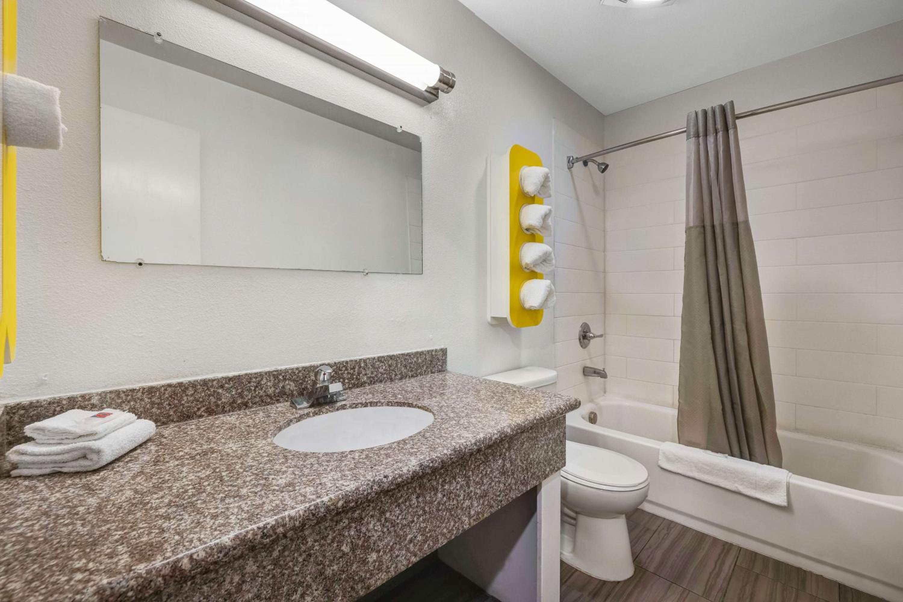 Deluxe Queen Room - Non-Smoking