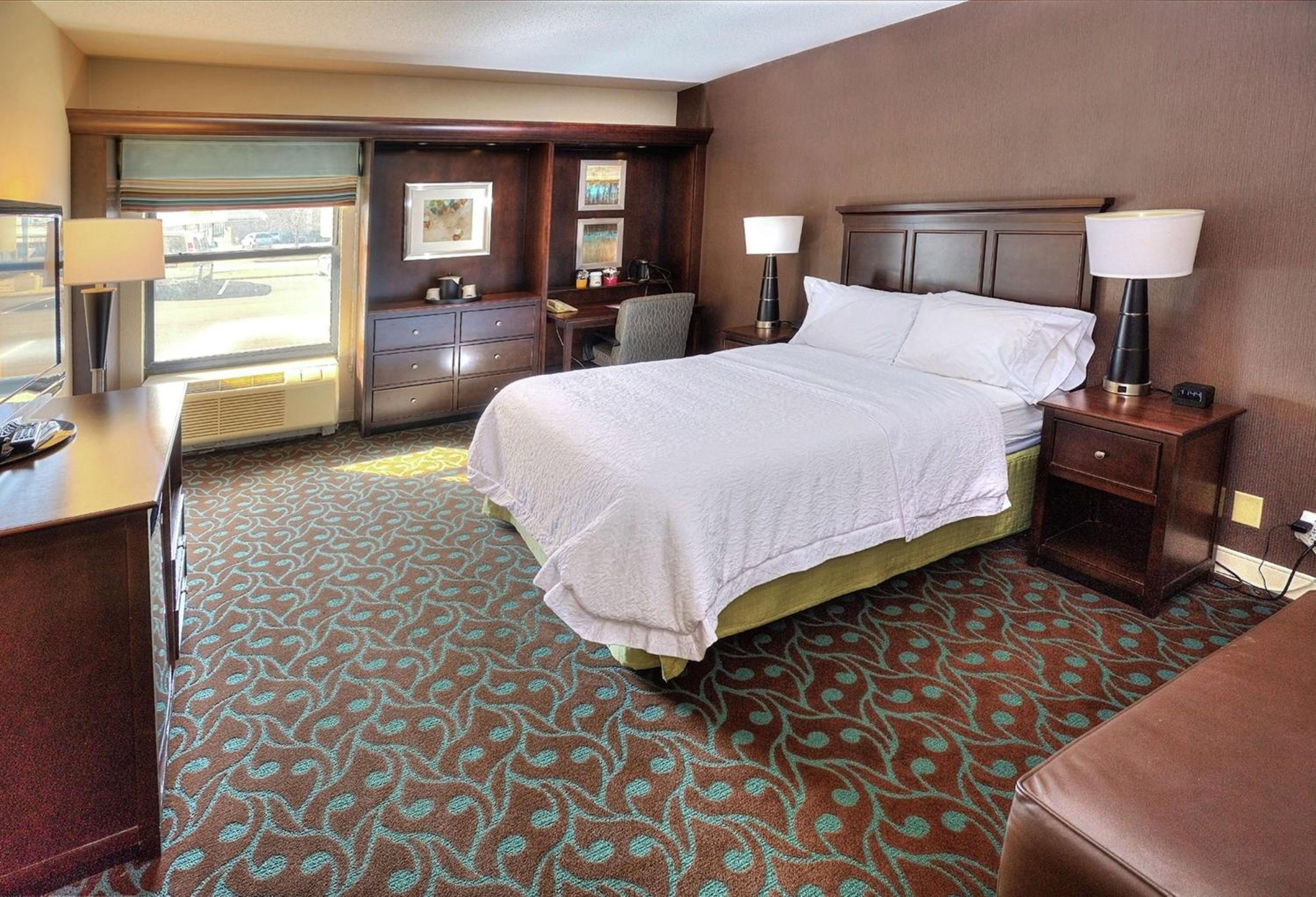 Double Room with Tub - Mobility and Hearing Accessible/Non-Smoking