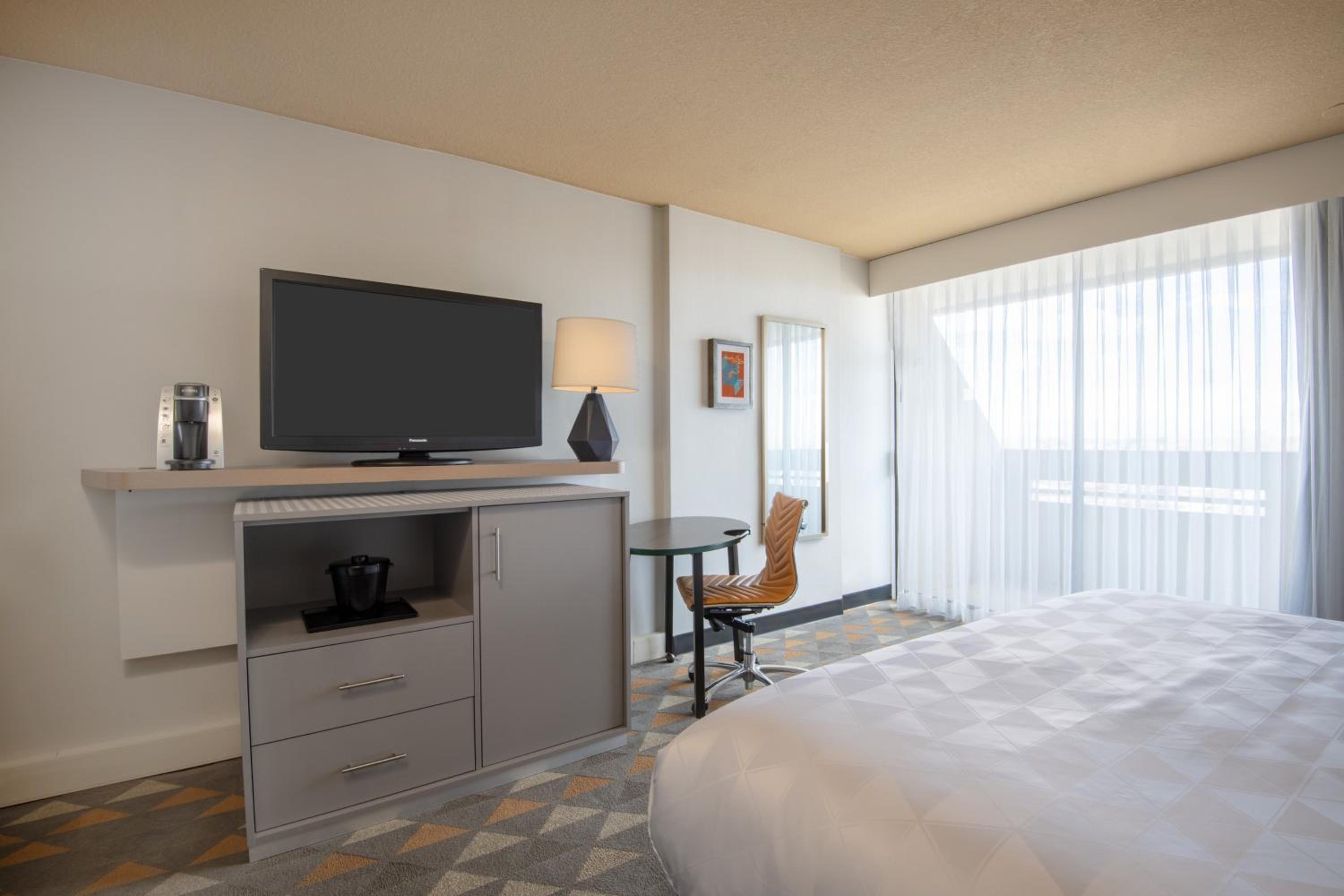 Premium King Room with Mountain View