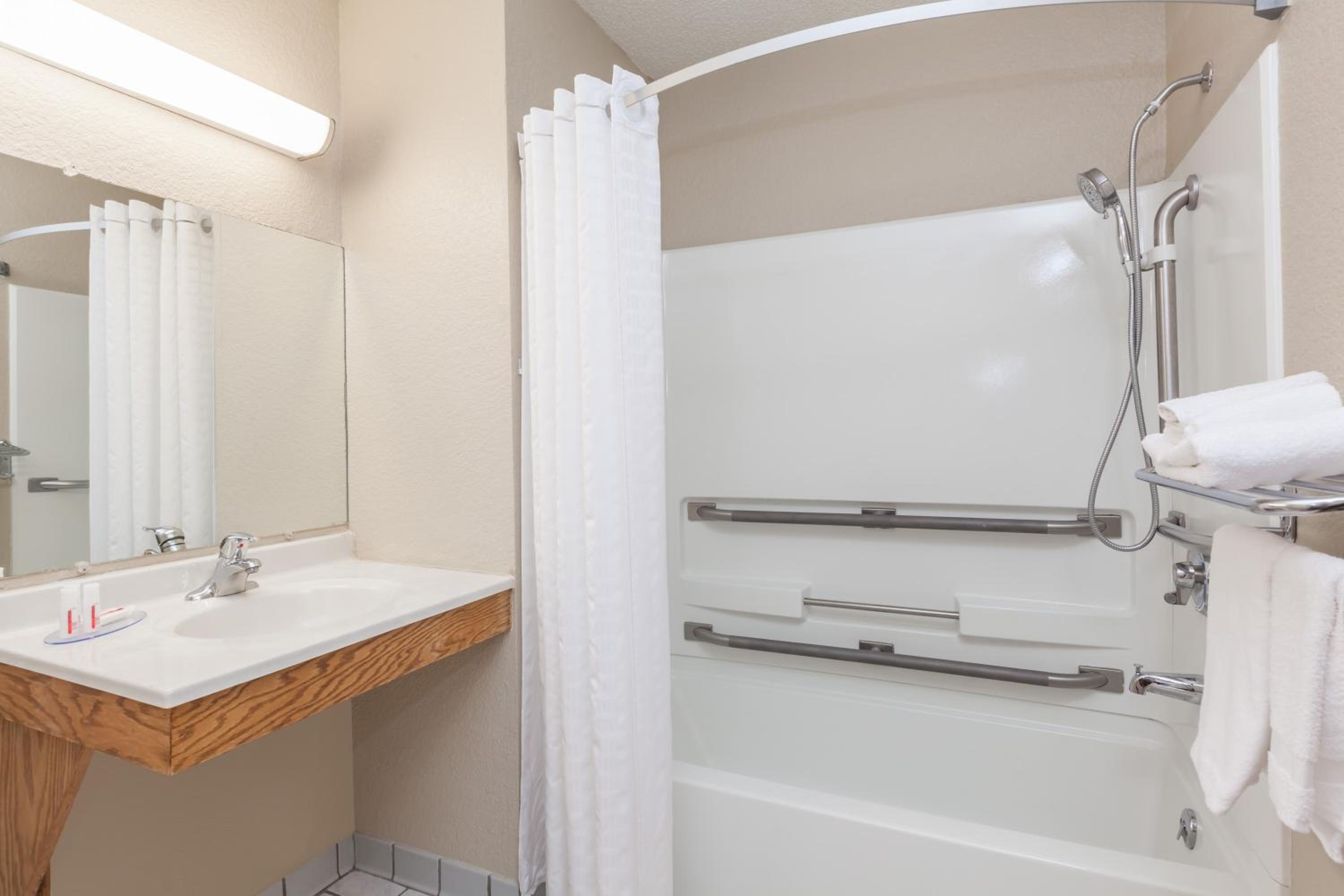 Queen Room - Disability Access/Non-Smoking