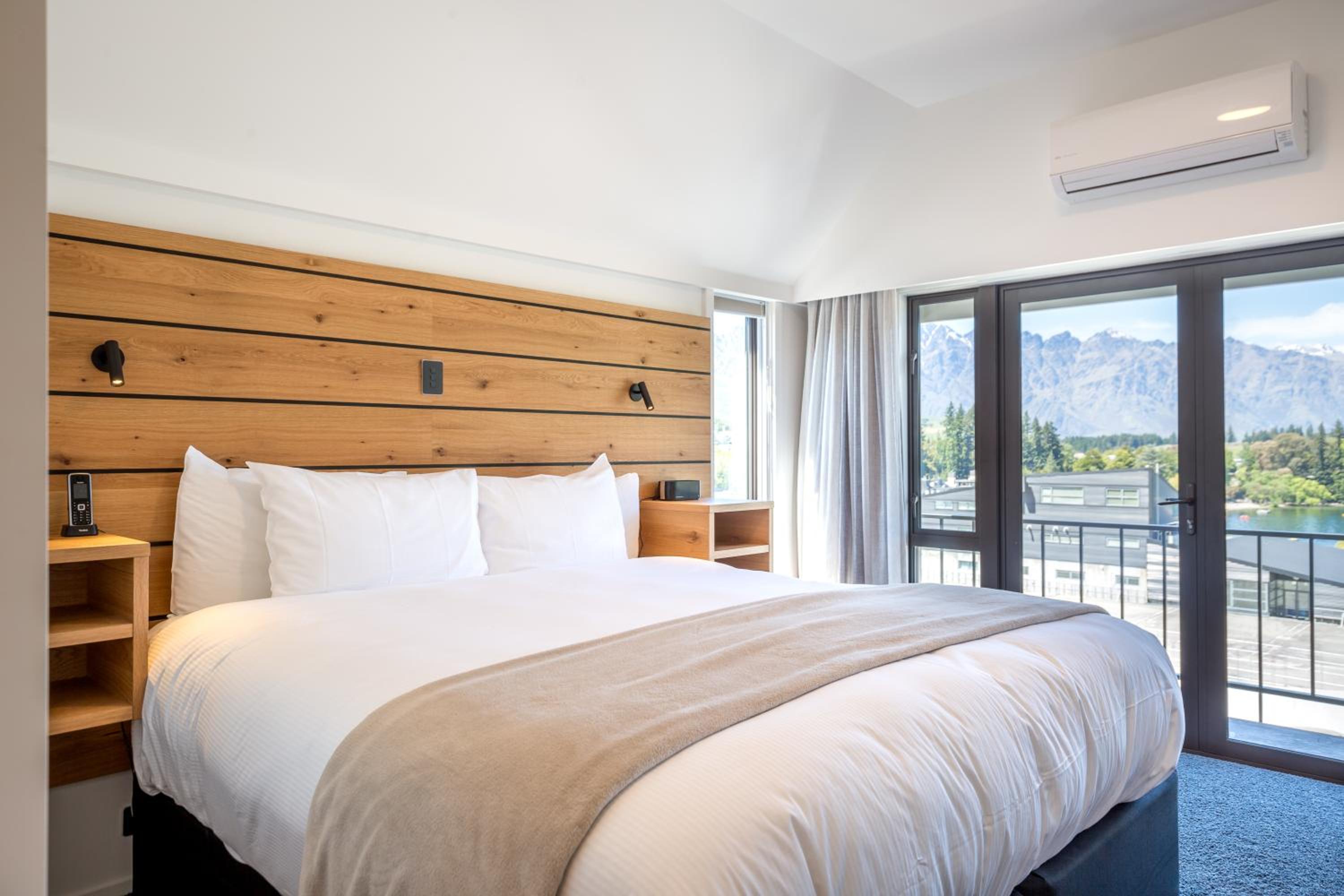 Lake View Studio with Balcony