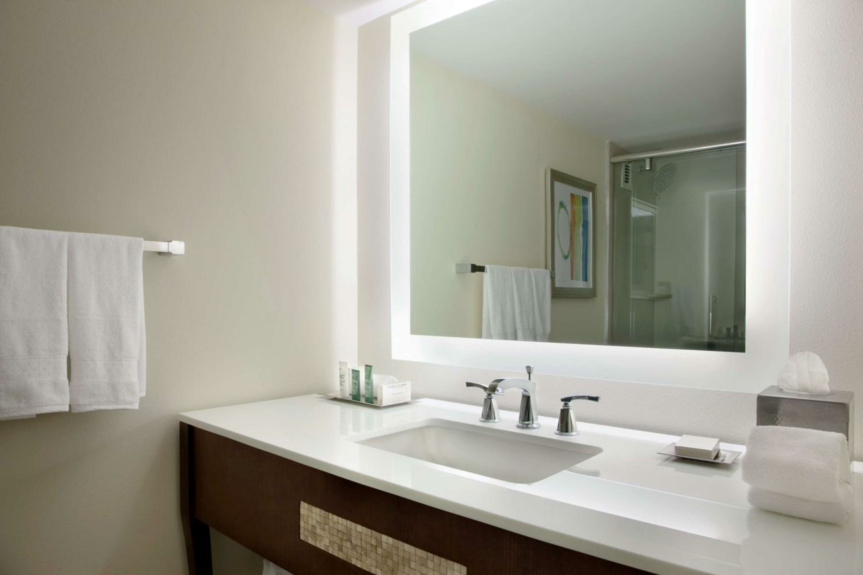 Room with Two Queen Beds and Bath Tub - Mobility Access