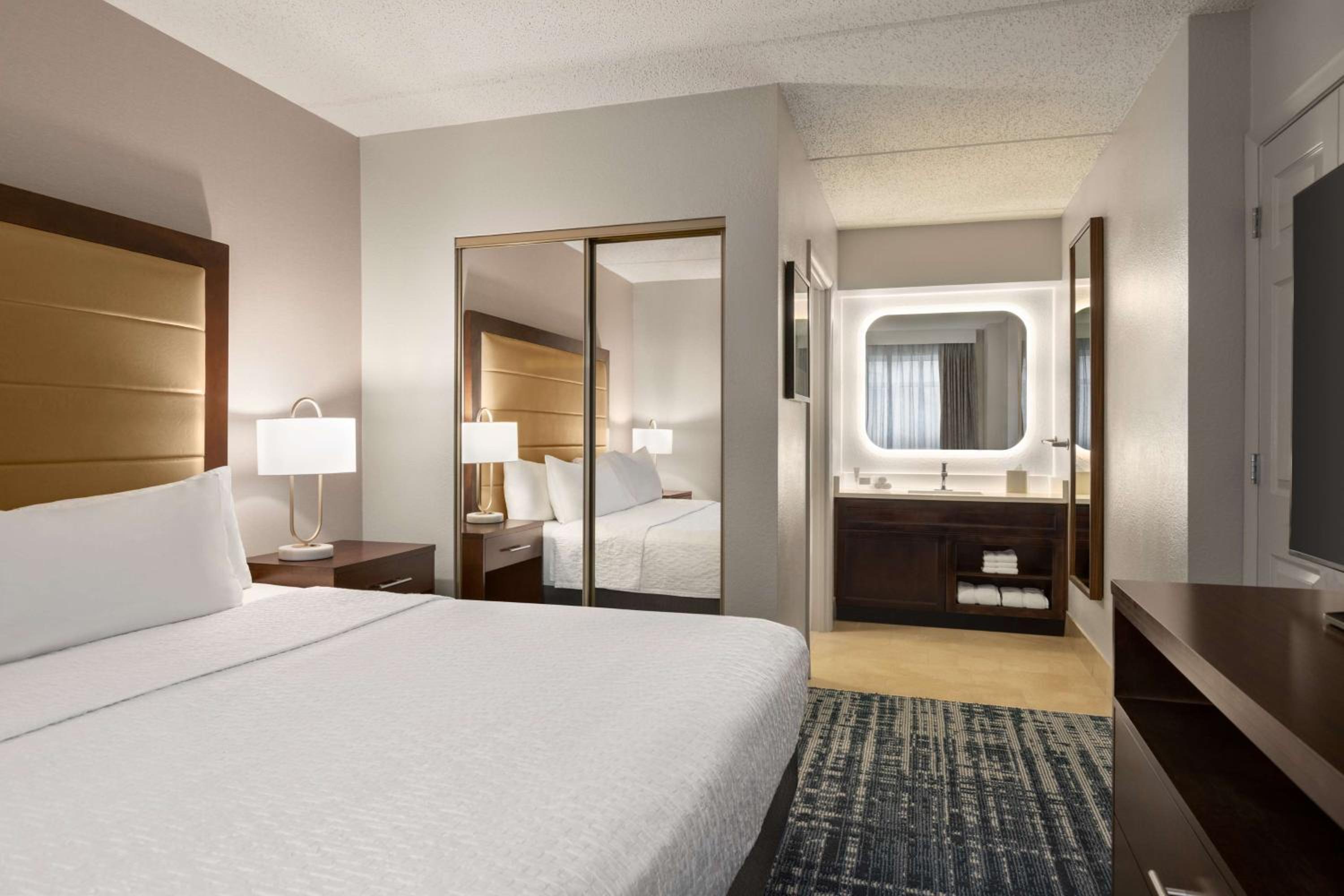 King Suite with City View - Non-Smoking