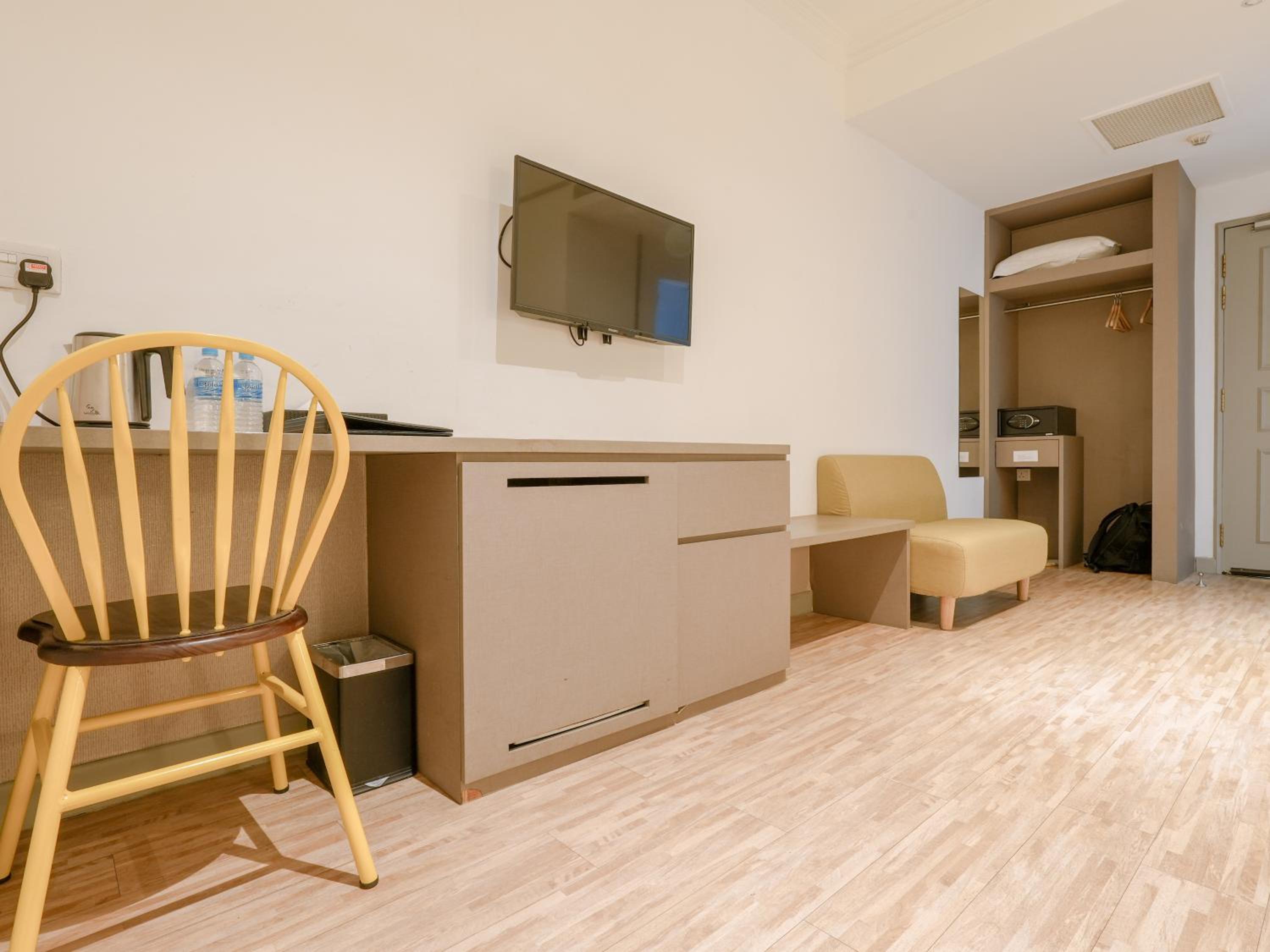 Superior Twin, No Window