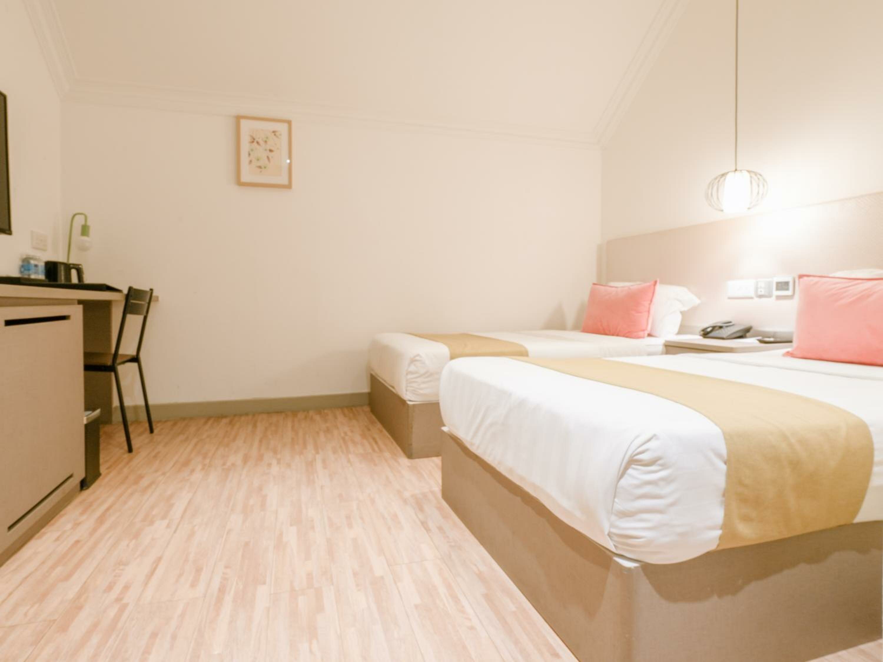 Superior Twin, No Window