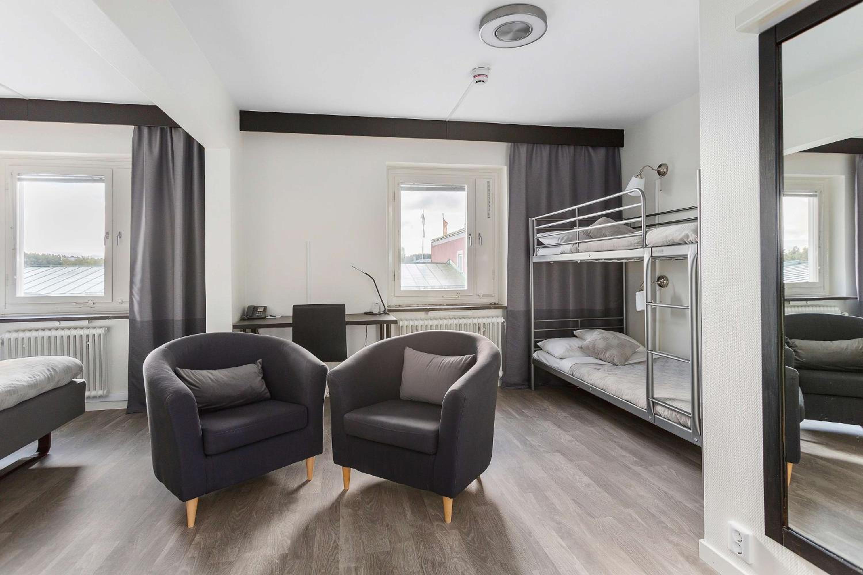 Queen Room with One Single Bed - Non-Smoking