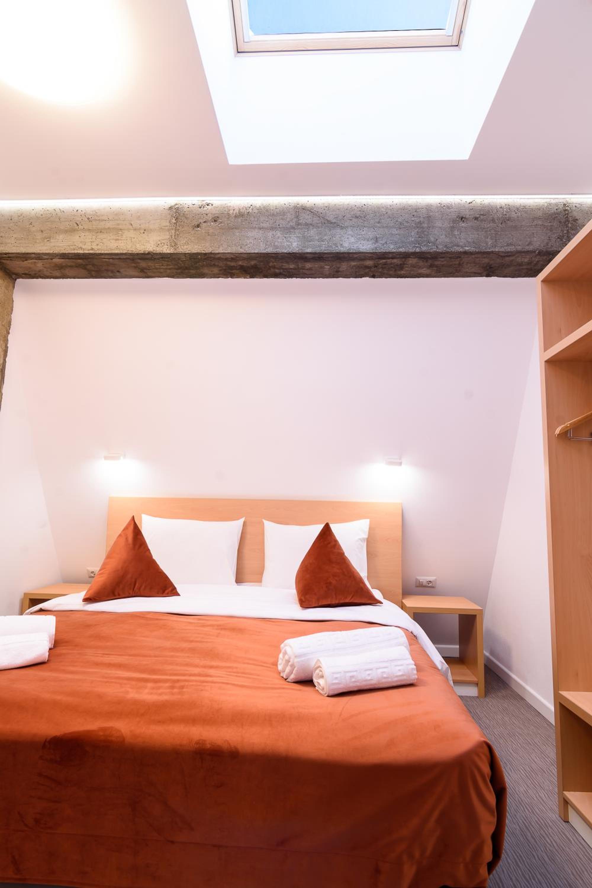 Apartment with Mountain View