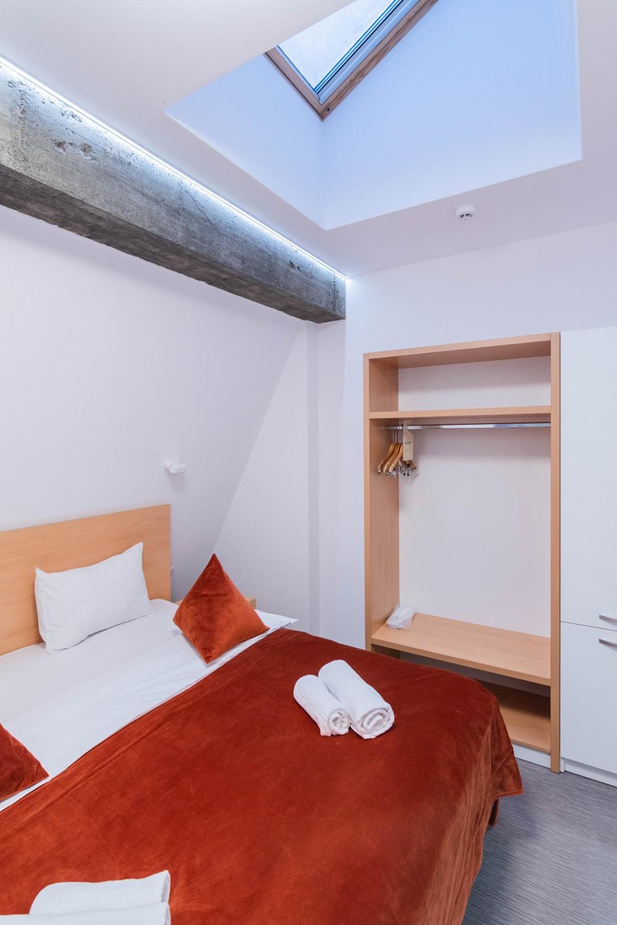 Apartment with Mountain View