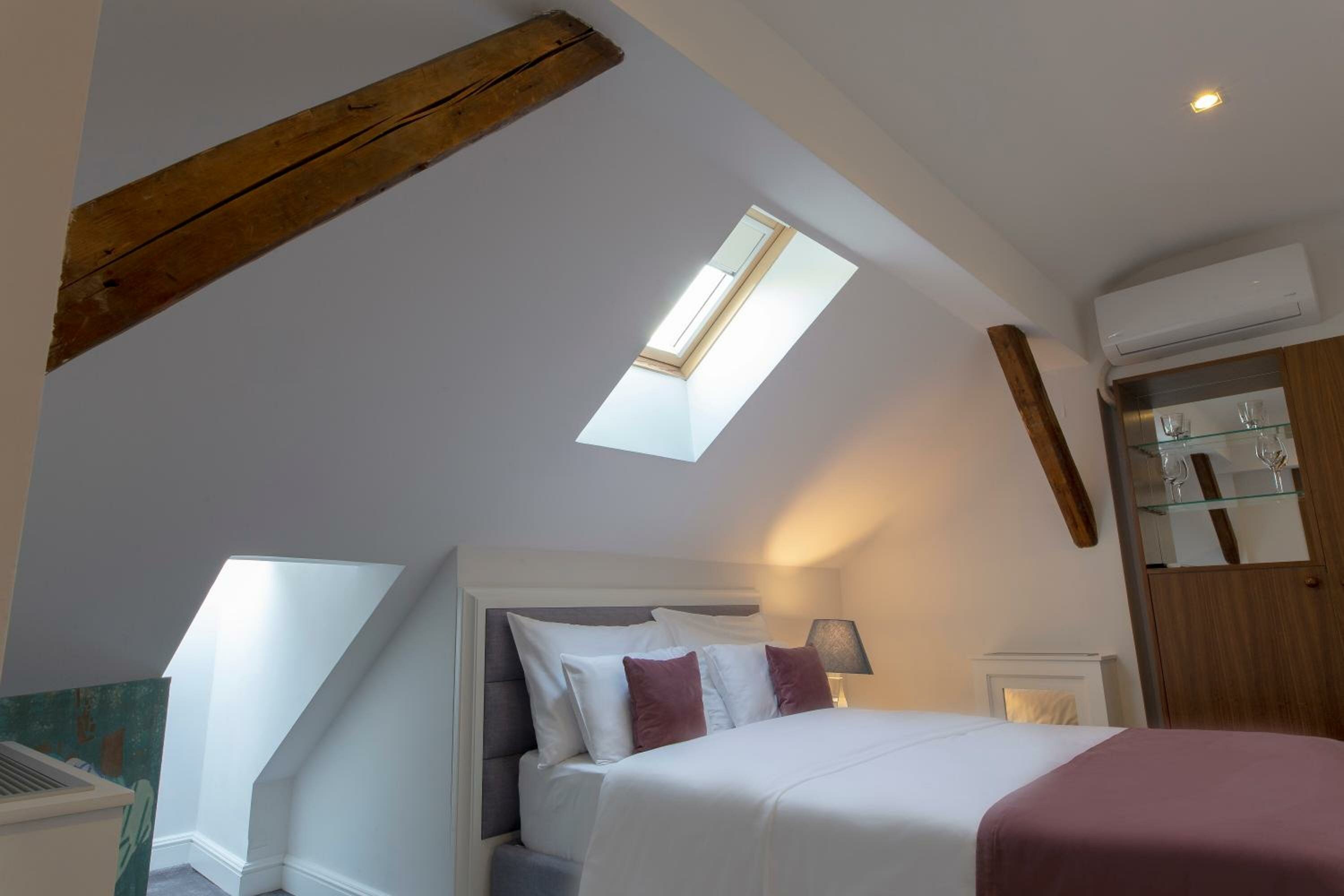 Two-Bedroom Apartment with Free Parking