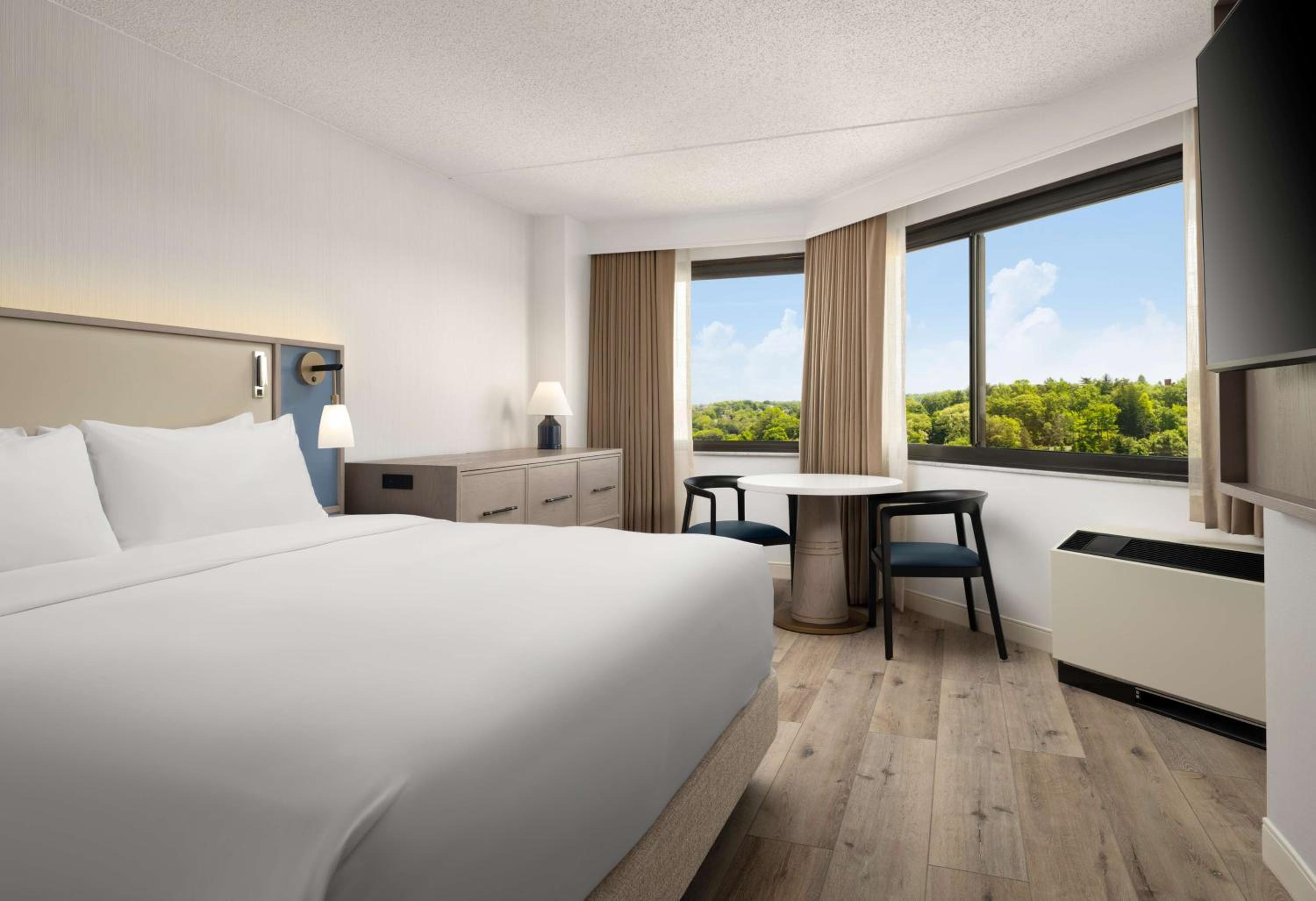 Mobility Accessible - Deluxe Queen With Tub