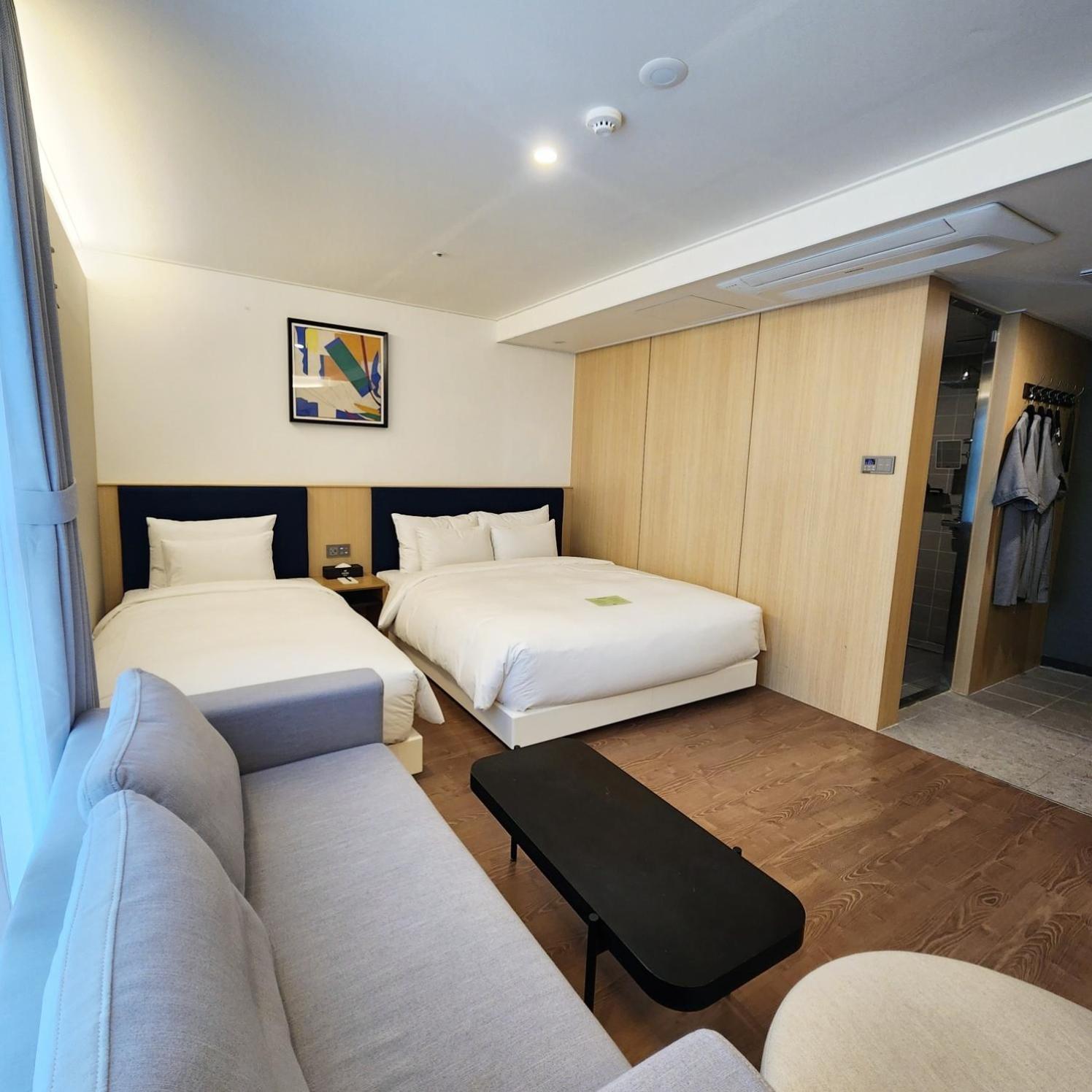 Family Room with Free access to Rooftop pool