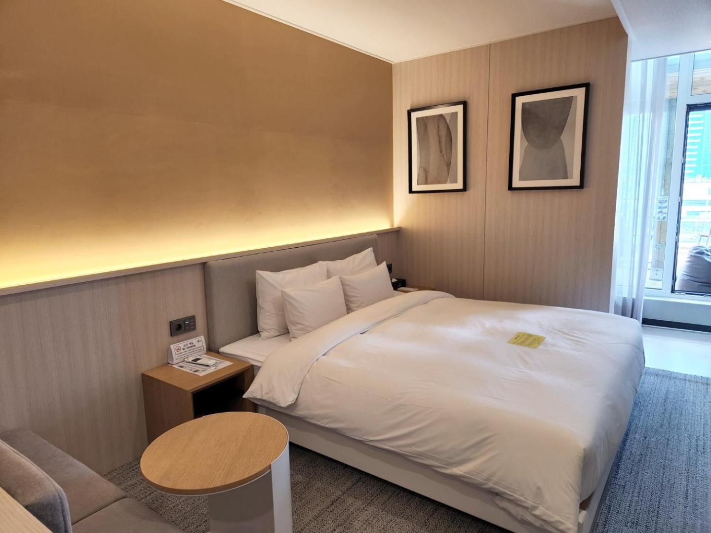 Deluxe Double Room with Balcony with Free access to Rooftop pool