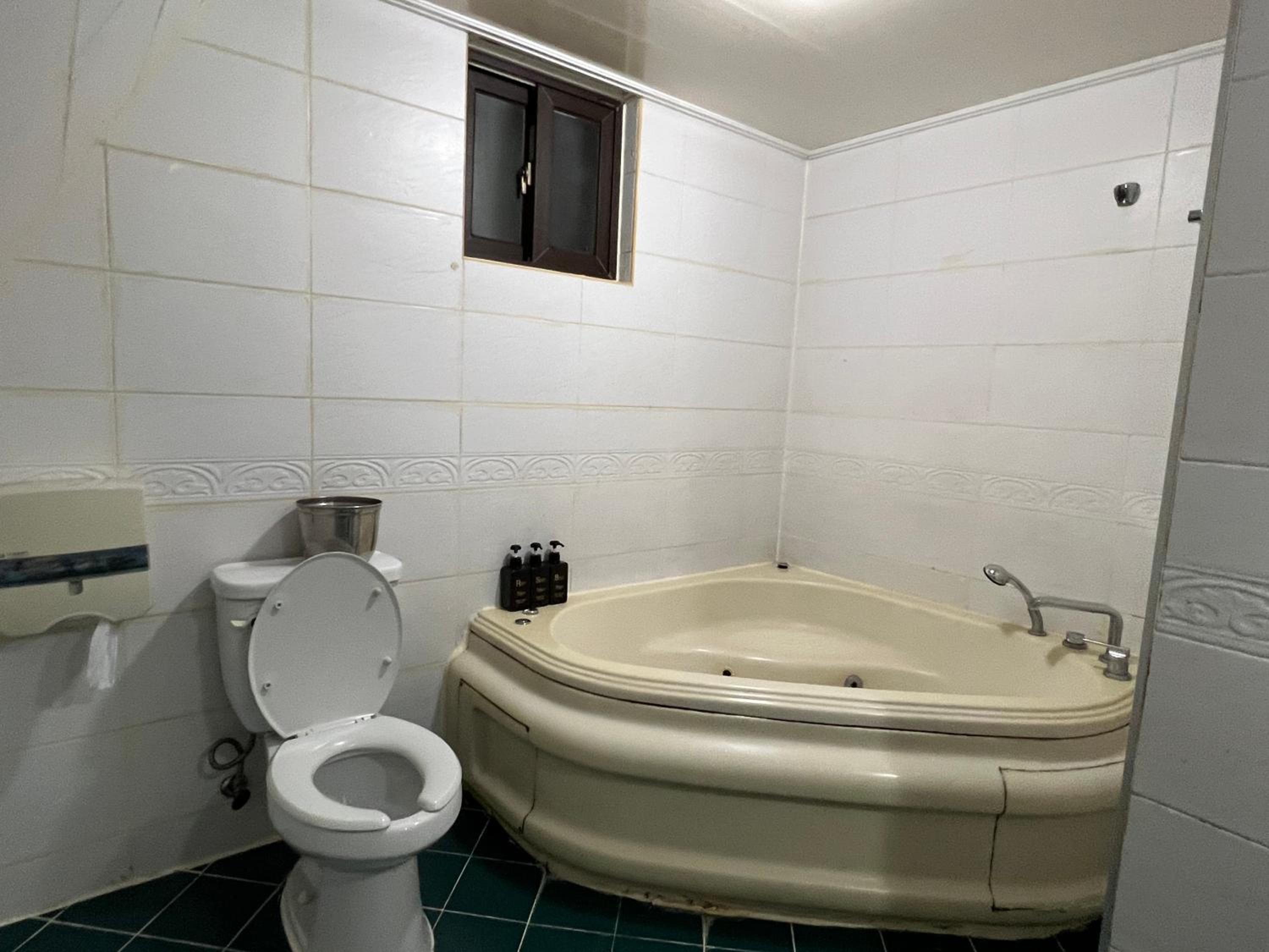 Deluxe Queen Room - No Parking Allowed