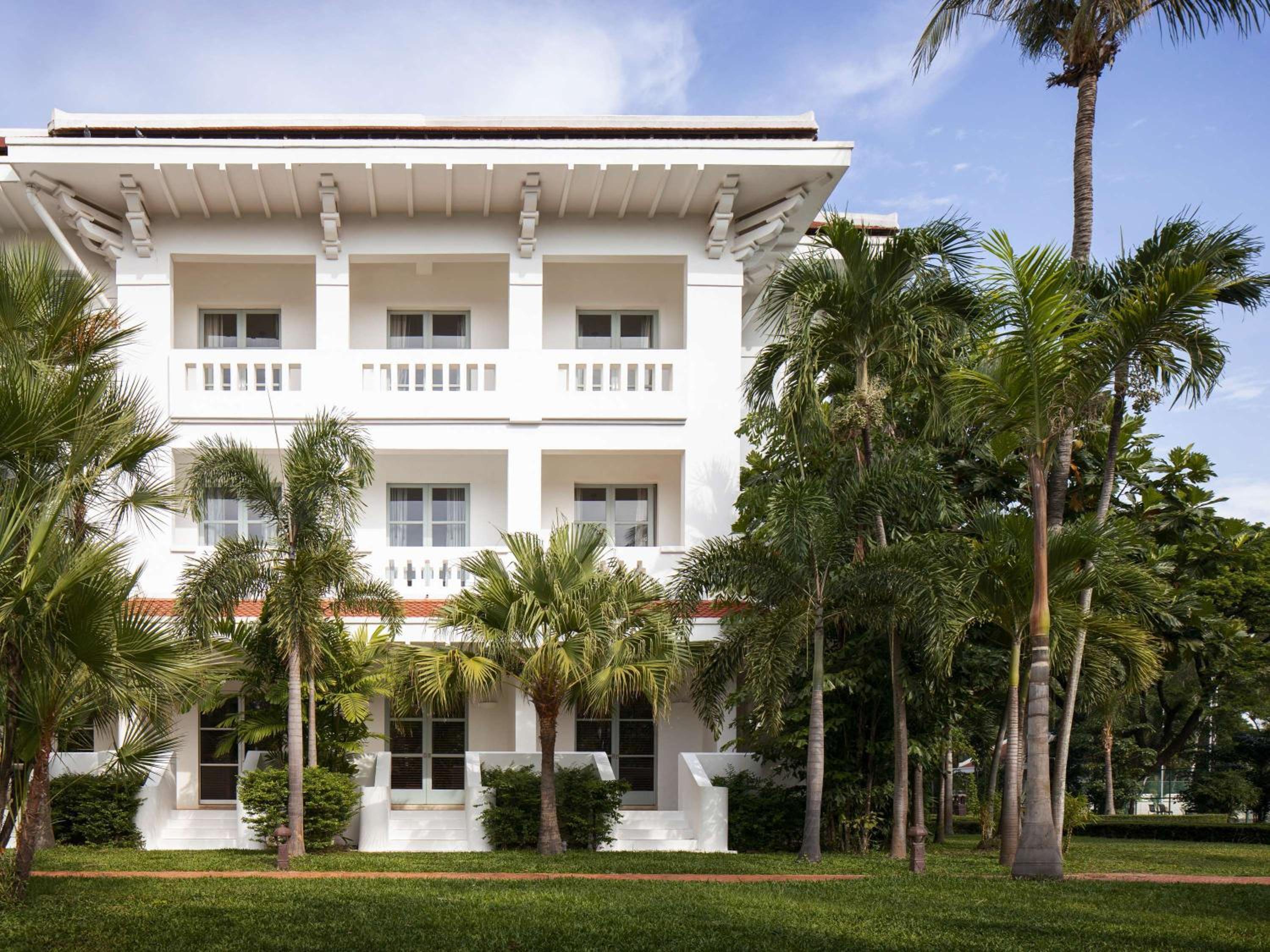 State Room King Bed Pool View