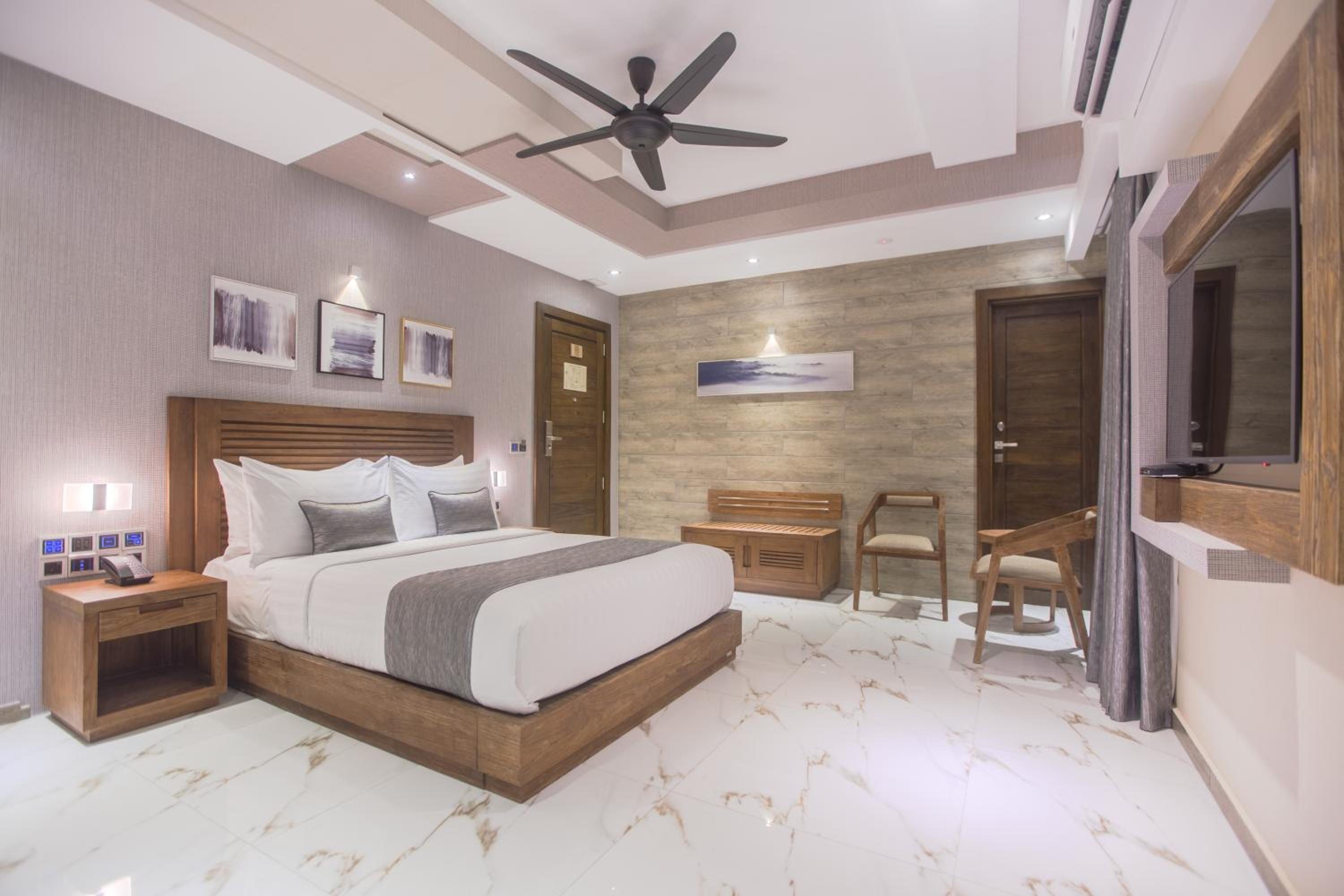 Samann Suite with Balcony (Free Return Airport Transfer)