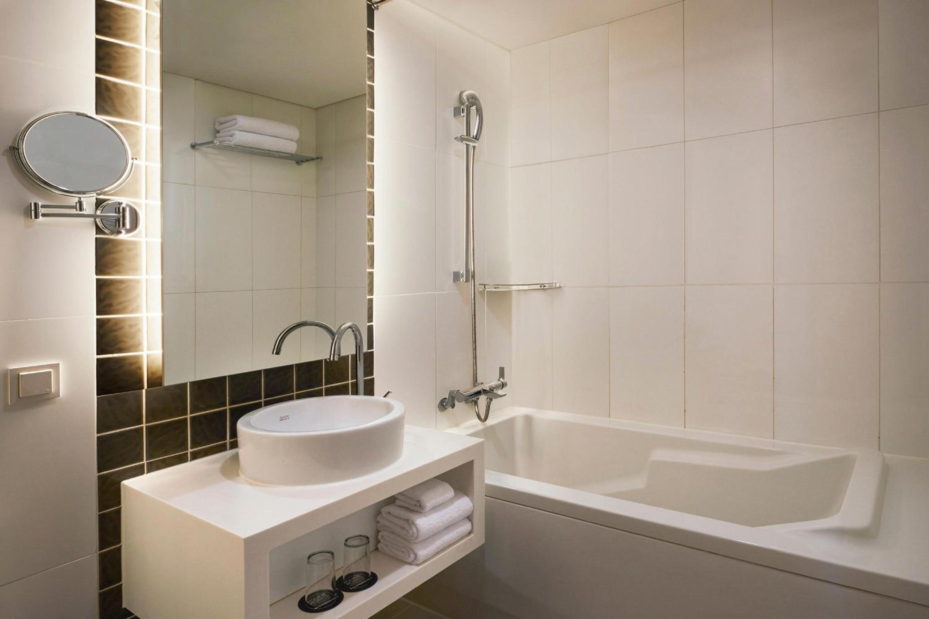 Premium, Guest room, 1 King, City view