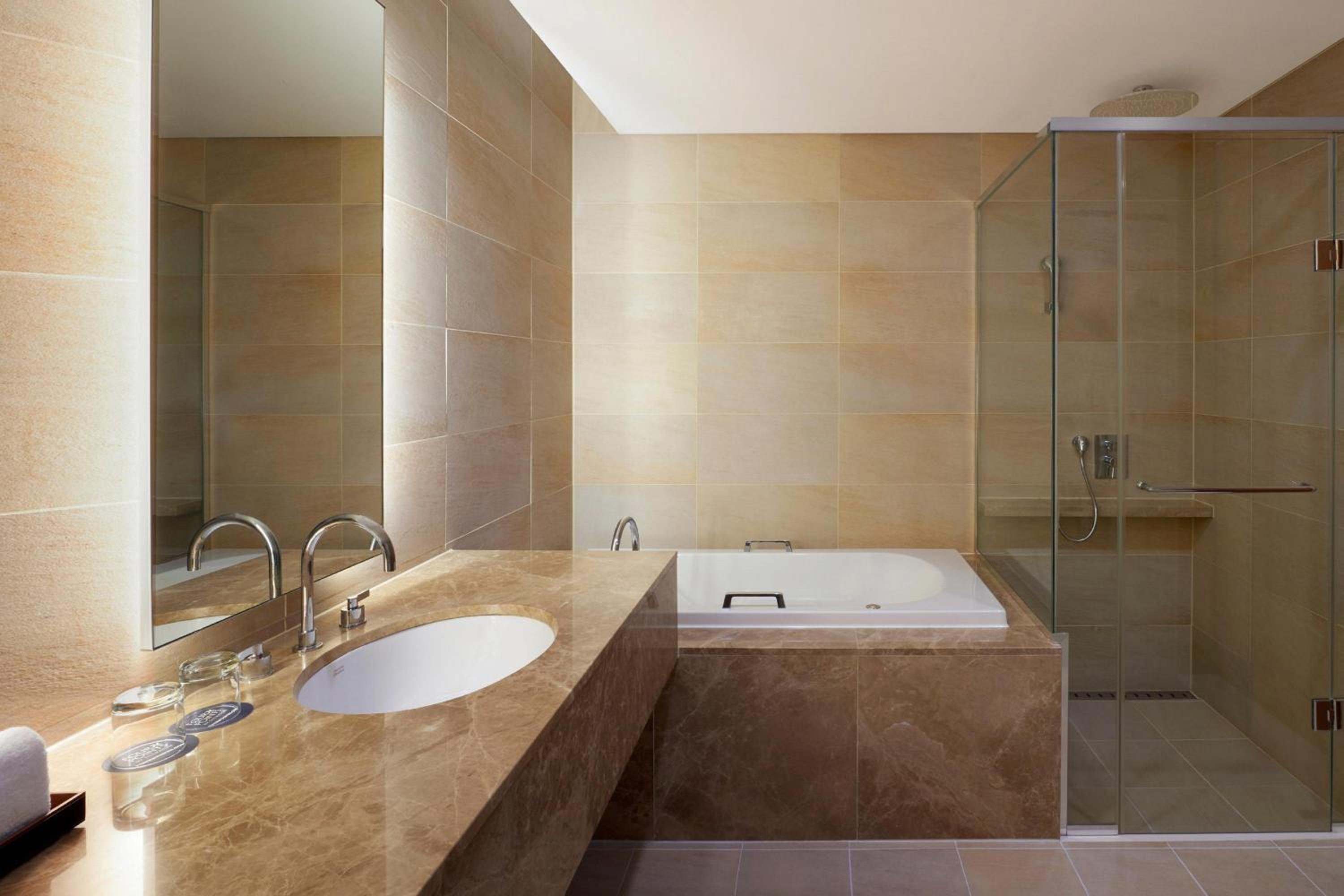 Corner Suite, Suite, 1 King, City view