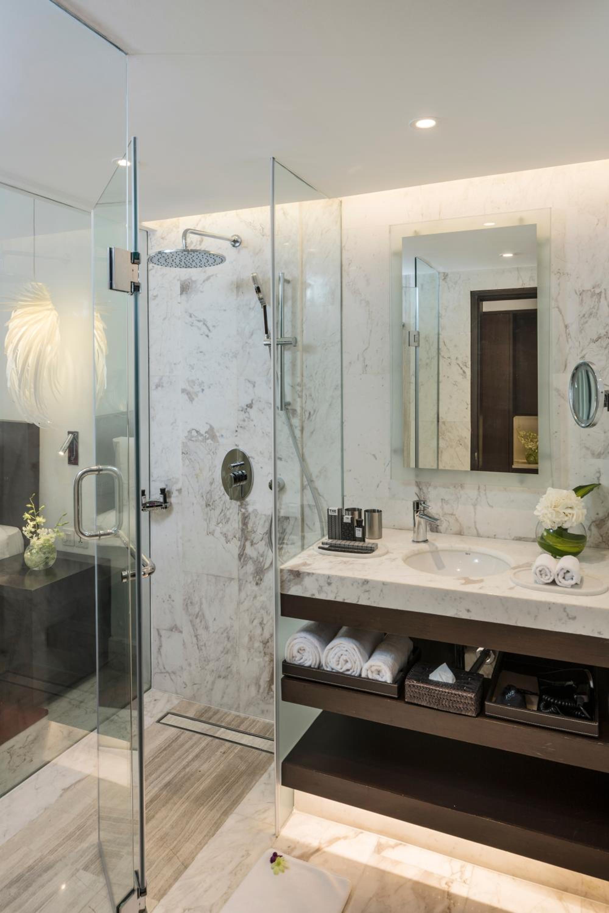 Luxury Queen Room with 15% Discount on F&B, 10% discount on Airport Transfers and Spa service