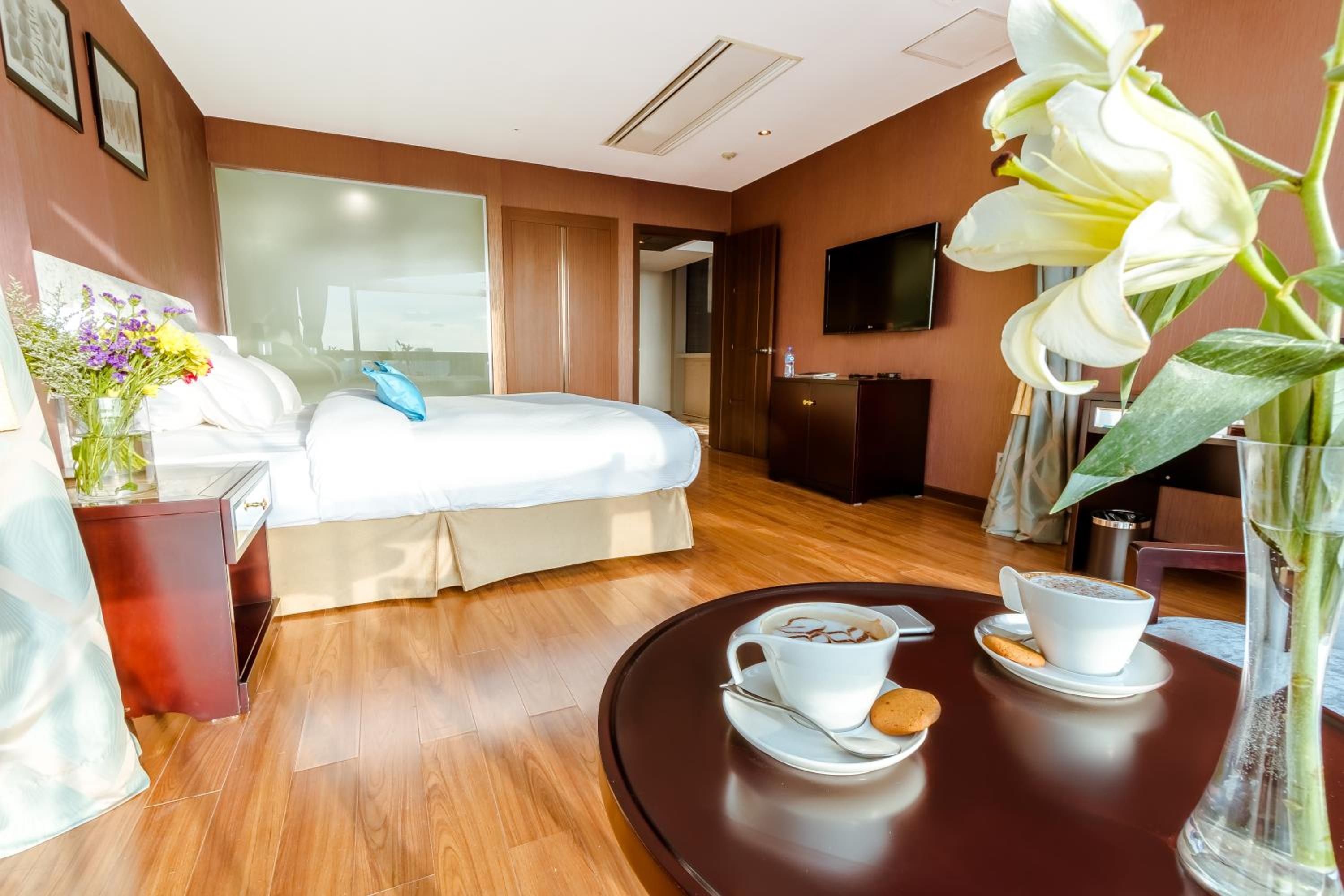 Deluxe King Room City View