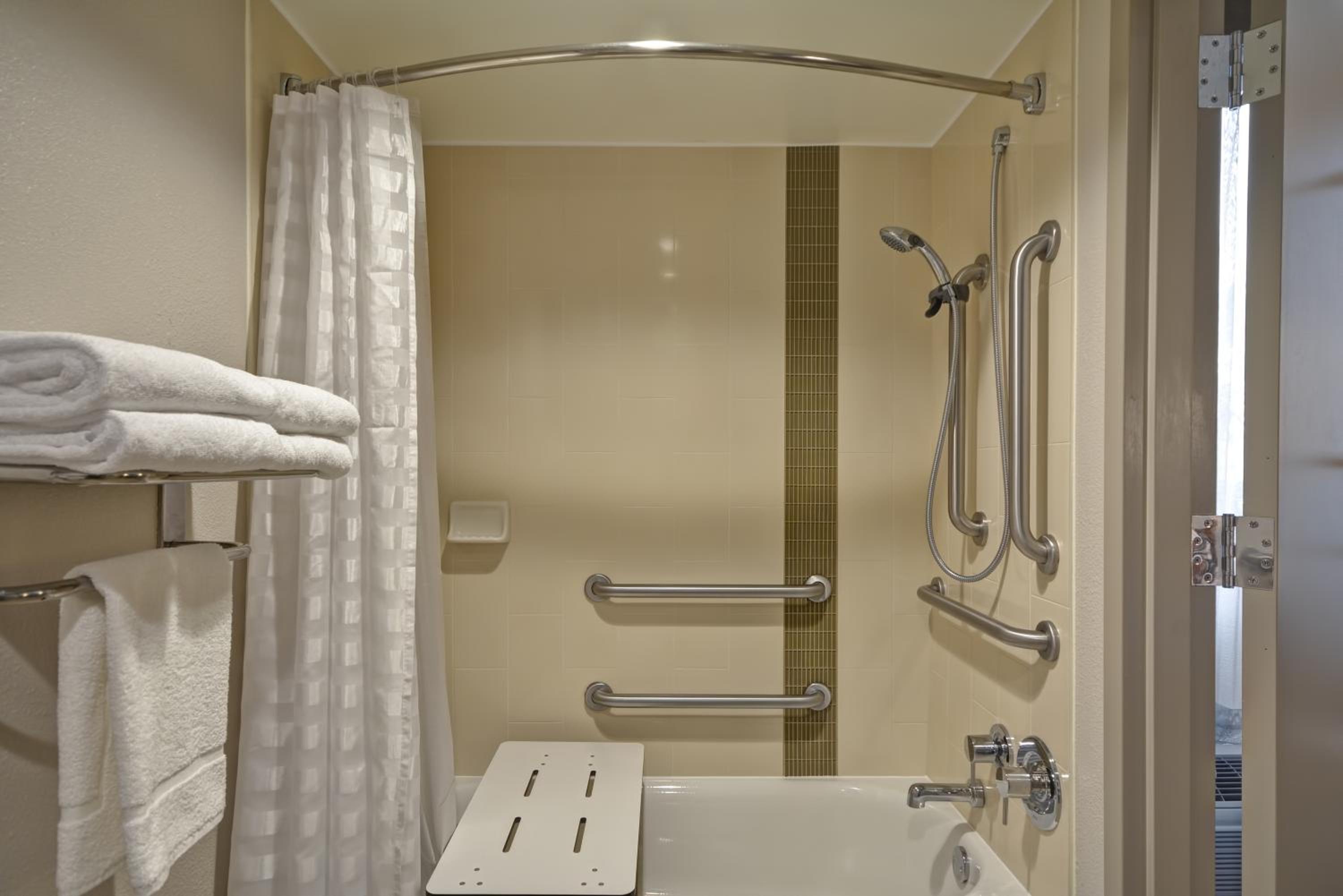 Double Room with Two Double Beds and Accessible Tub - Disability Access