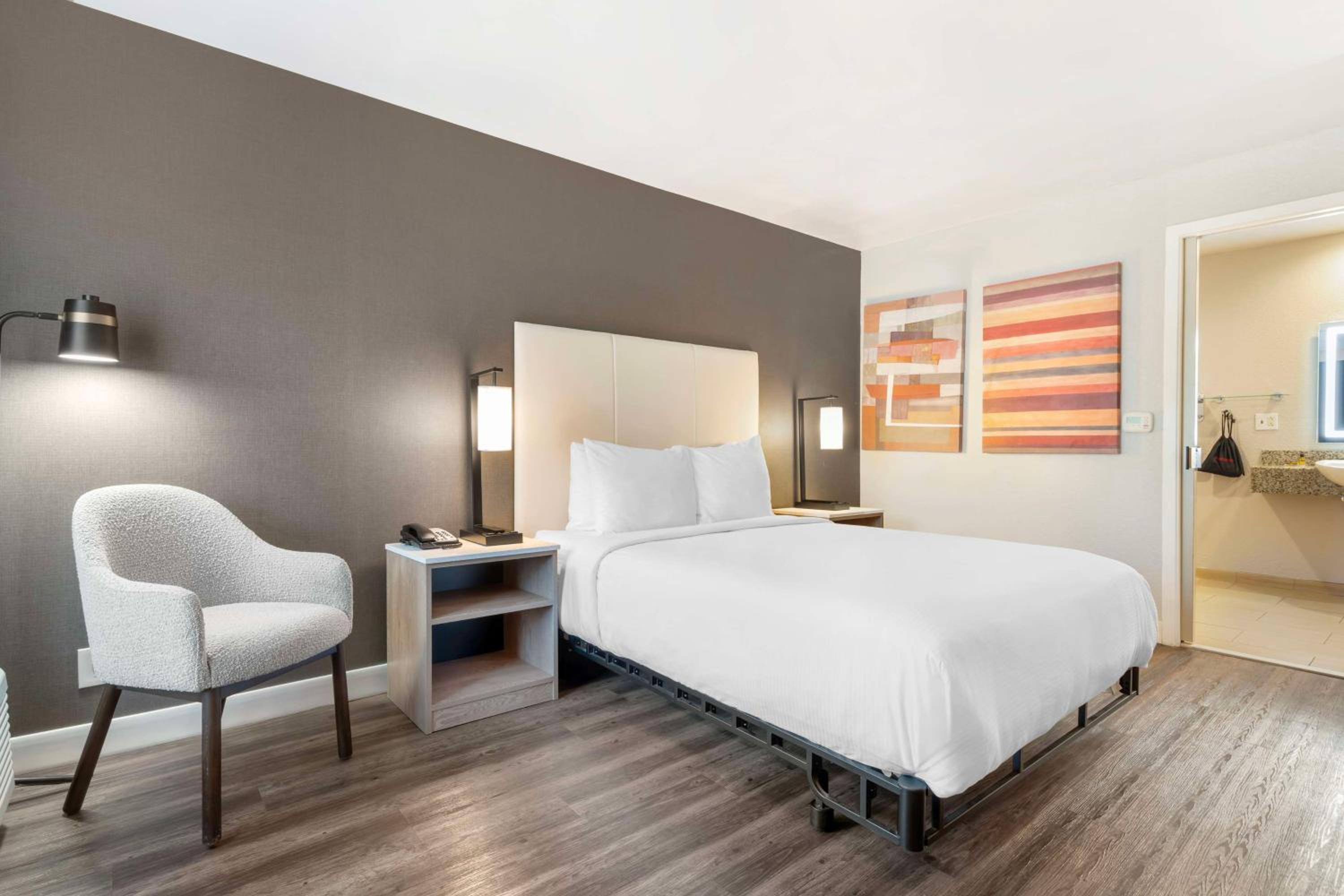 Queen Room - Disability Access Tub