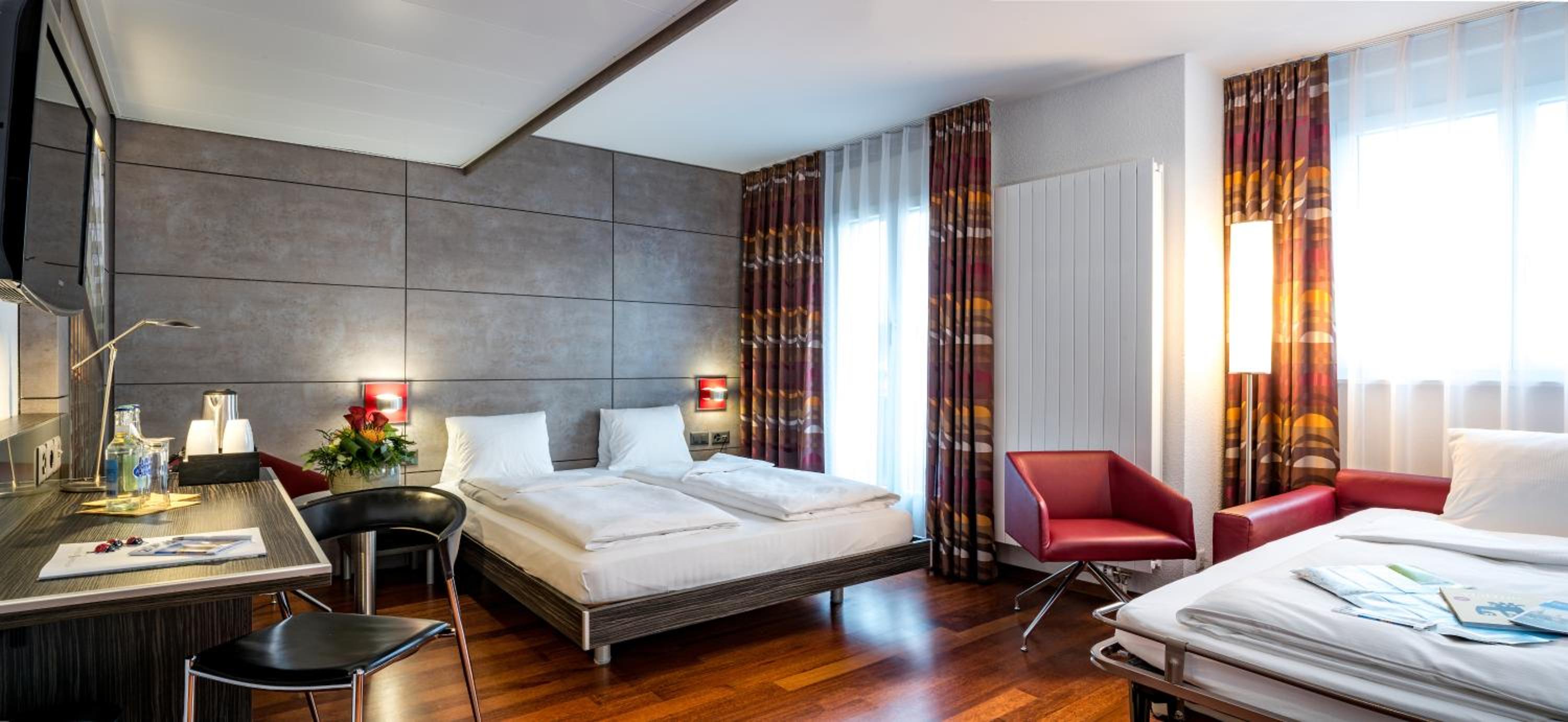 Triple Room - Street Side