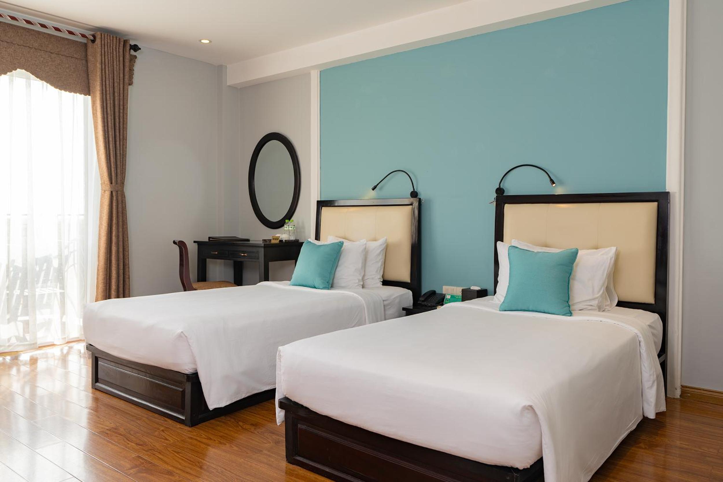 Junior Twin Room with Balcony City view