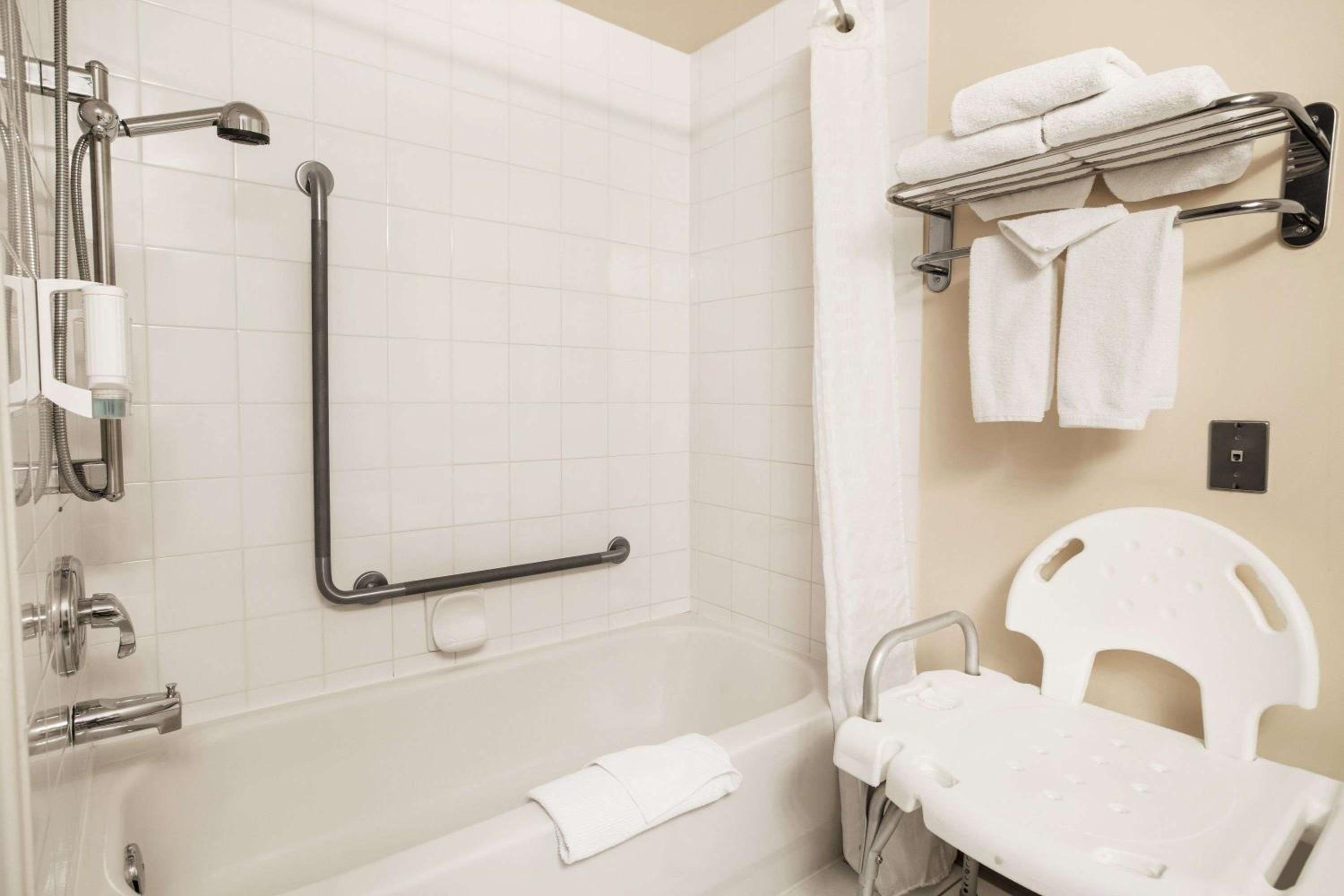 Queen Room - Mobility Access - Pet-Friendly/Non-Smoking