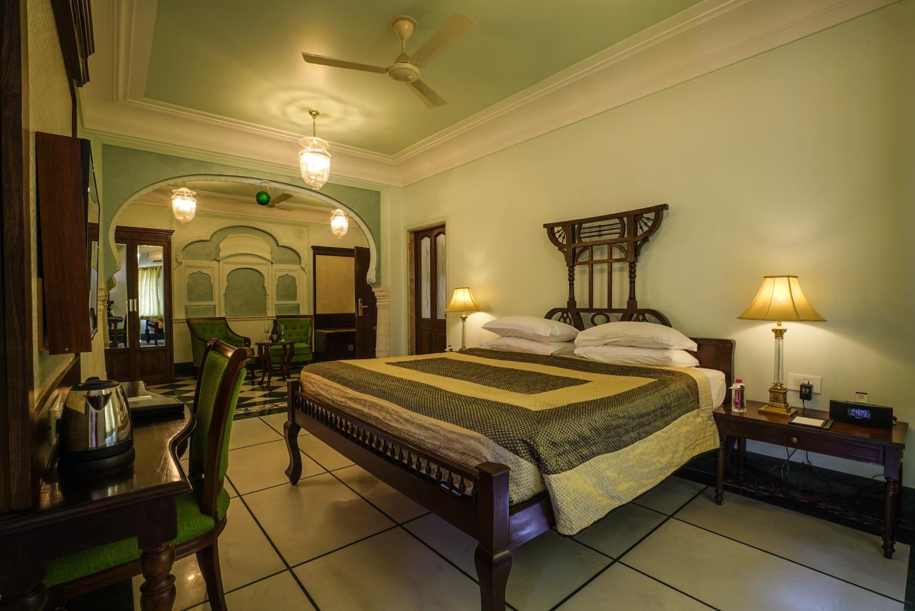 Royal Suite: 20% off on session of Spa, 10% off on food & beverage services, 15 % off On Laundry