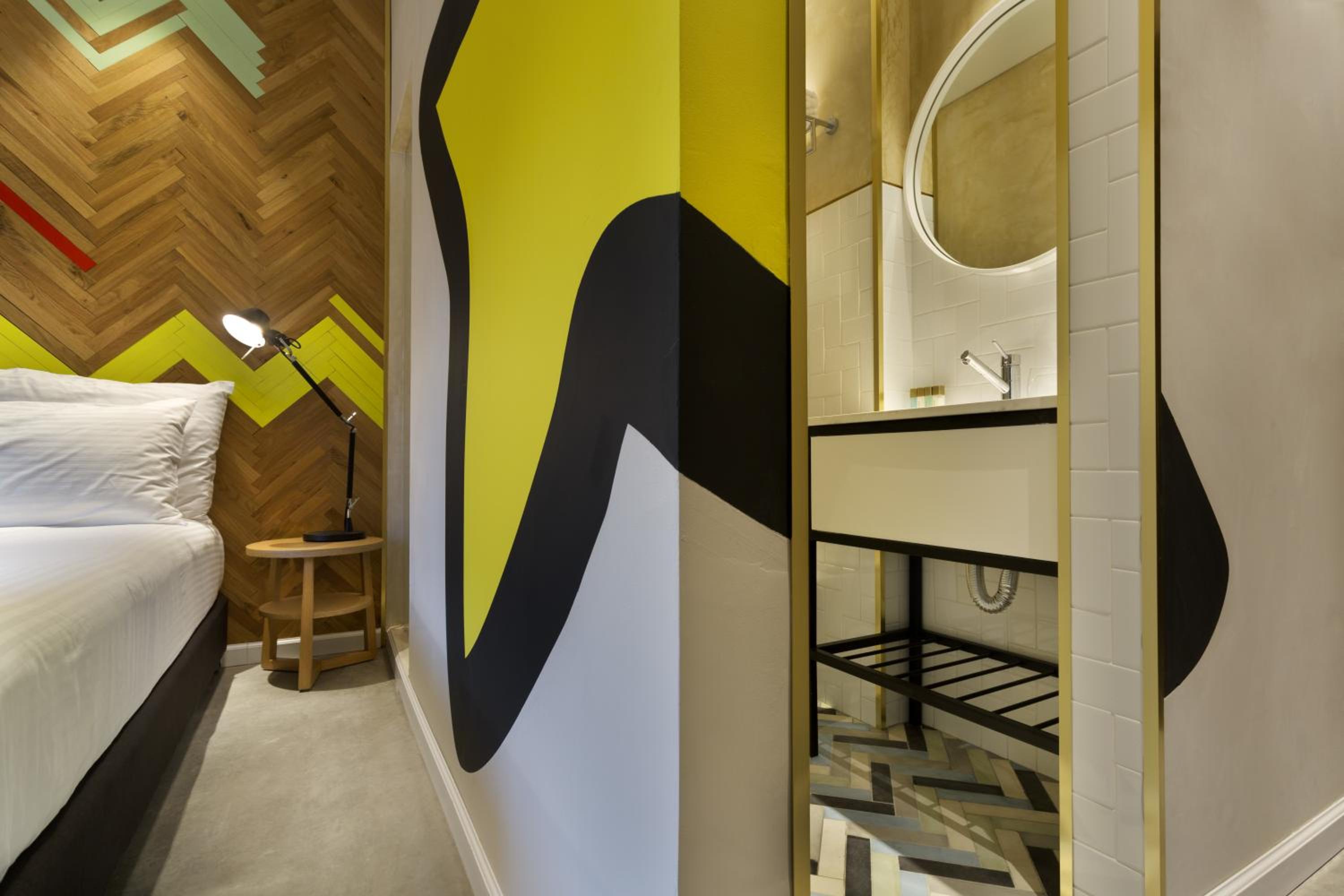 Small CUCU with Balcony