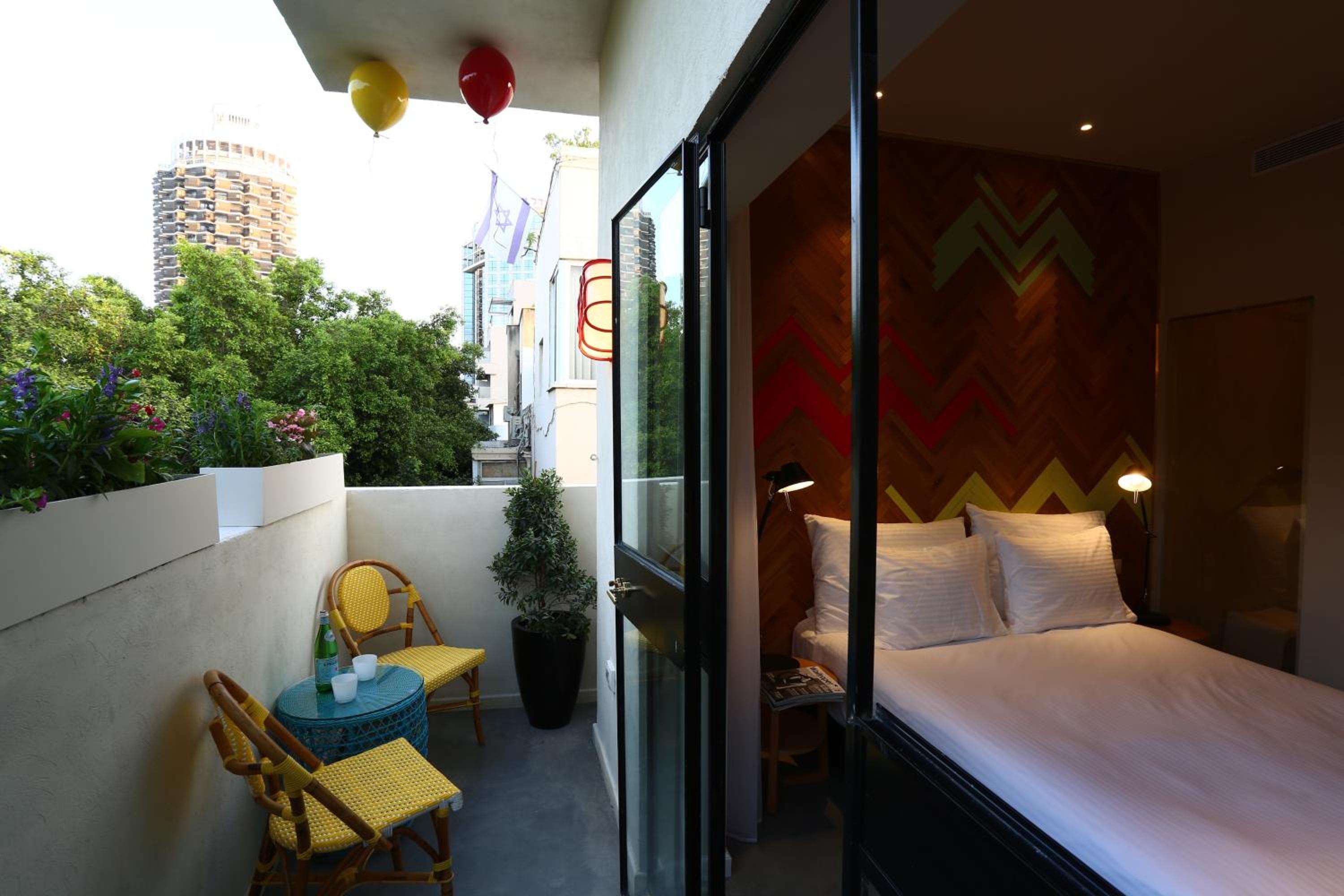 Small CUCU with Balcony