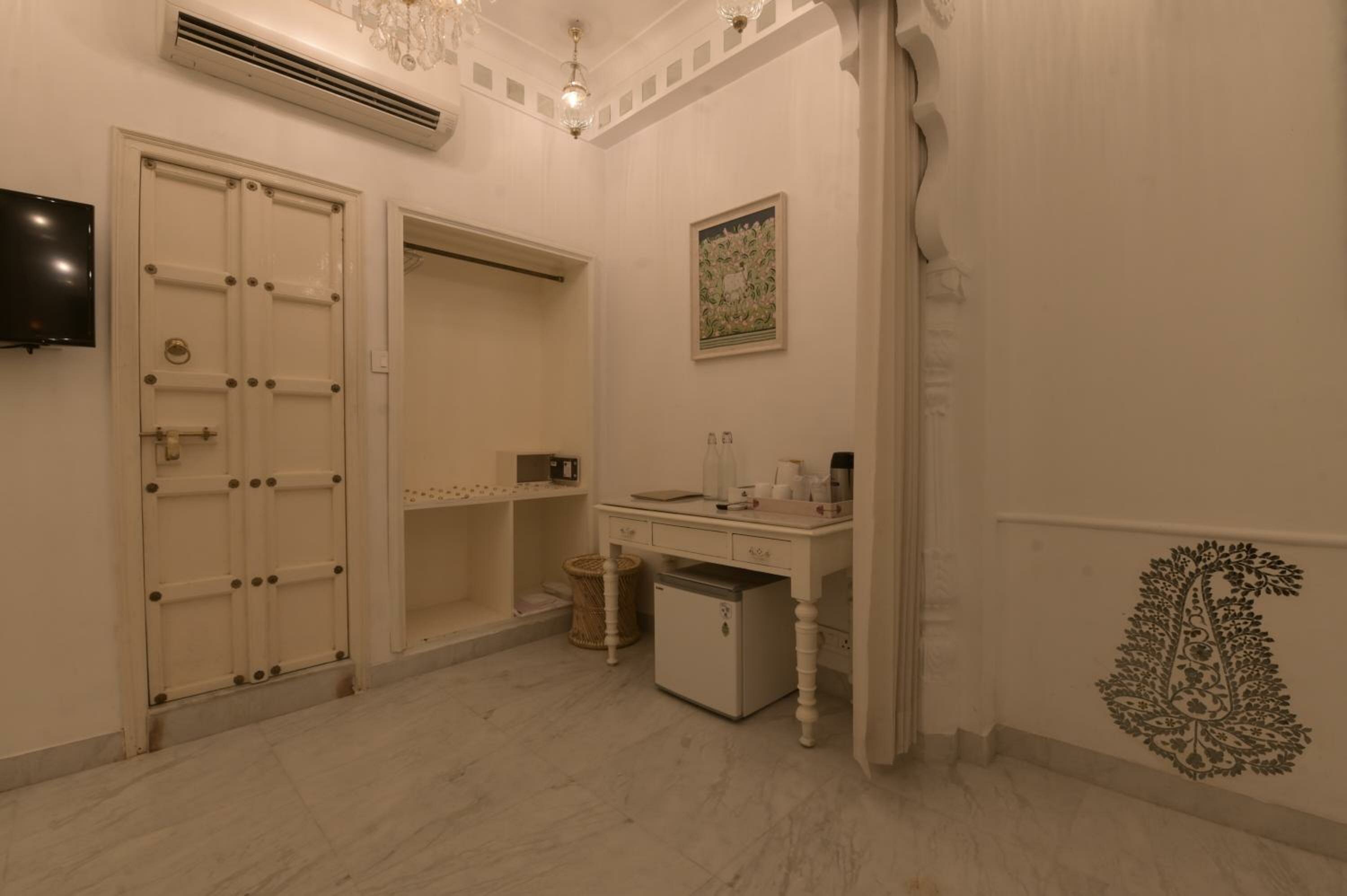 Standard Room Non Lake Facing :  Avail 15% Discount on all restaurant bills,50% Discount on any spa services (Valid for stay till 30th September 2025)