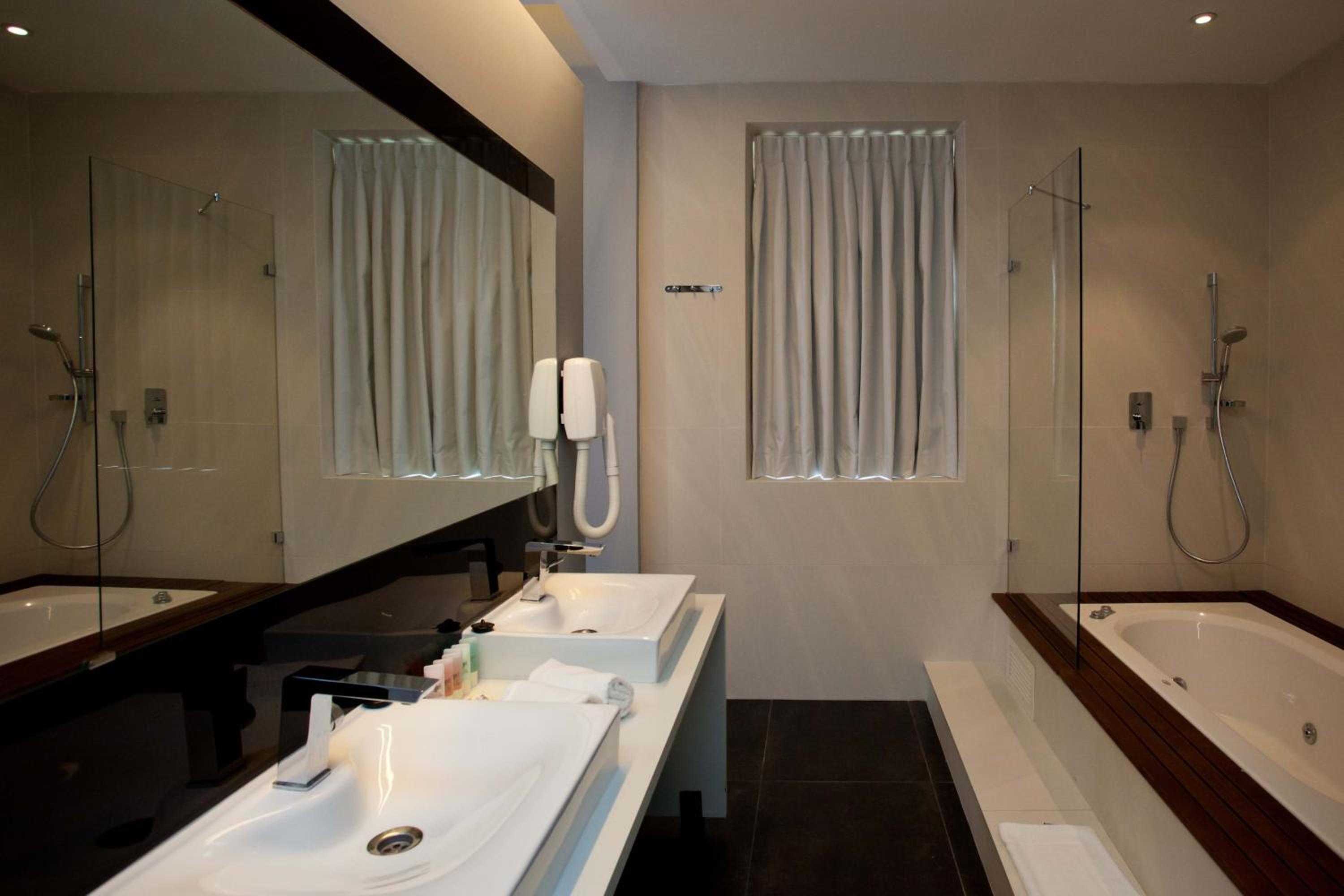 Jacuzzi Deluxe Room with Balcony