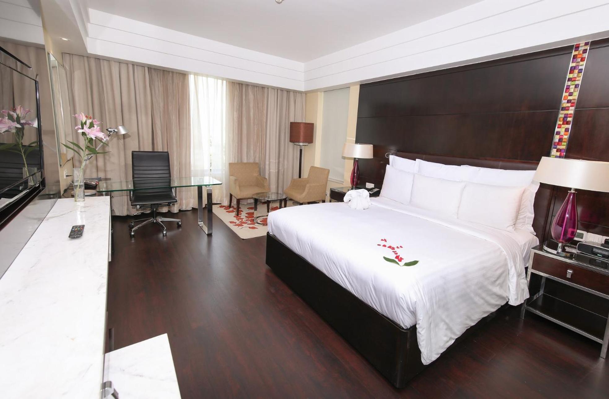  Deluxe Guest King Room with Bath Tub, 30% discount on Spa treatments during 12:00 PM to 3PM (Not valid in conjunction with any other spa inclusion), Buy one and get one beer on selected brands during 12PM – 6PM at Lounge 18