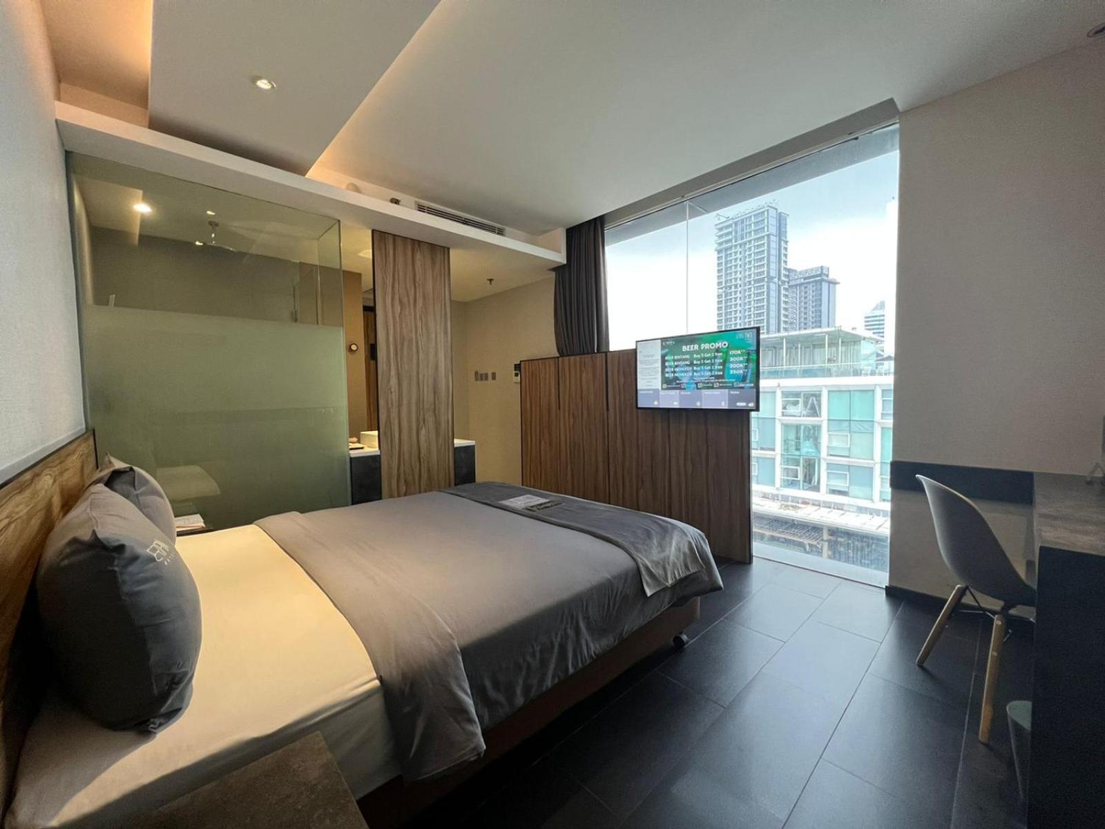 Deluxe Queen Room with City View