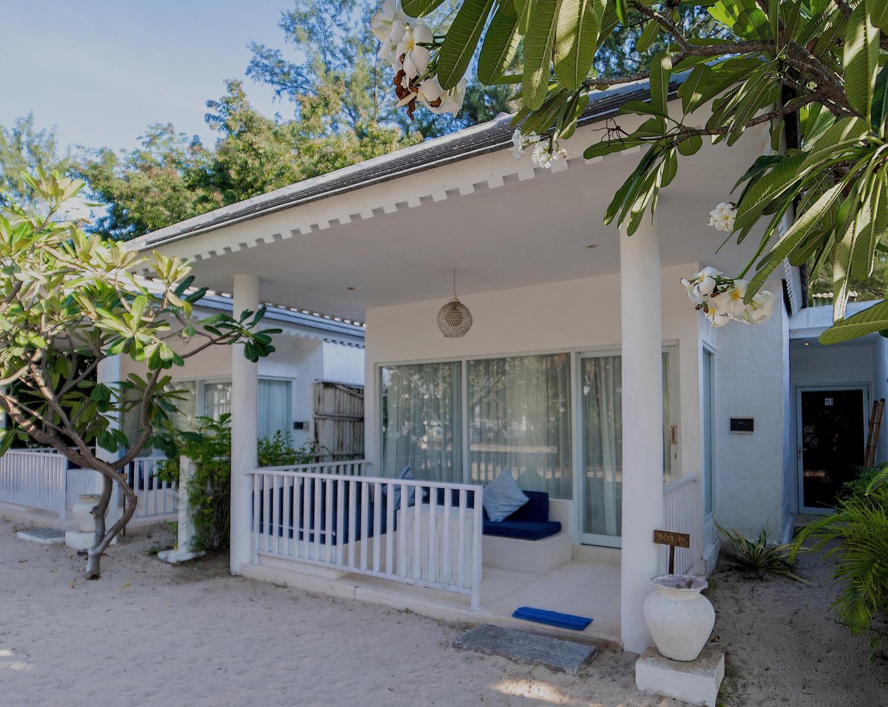 Beach Bungalow with Sea View