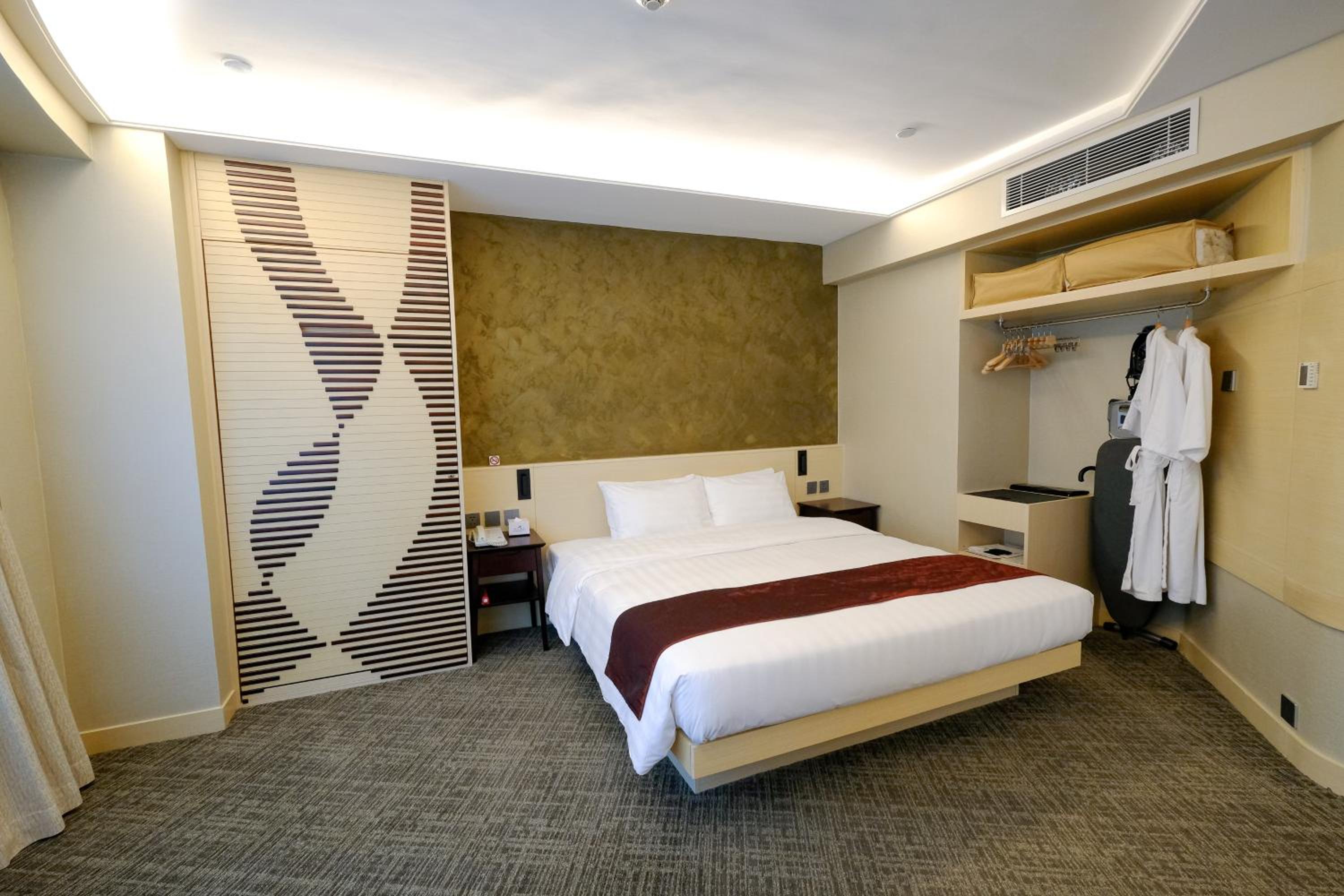 Premier Studio - King Bed with open area