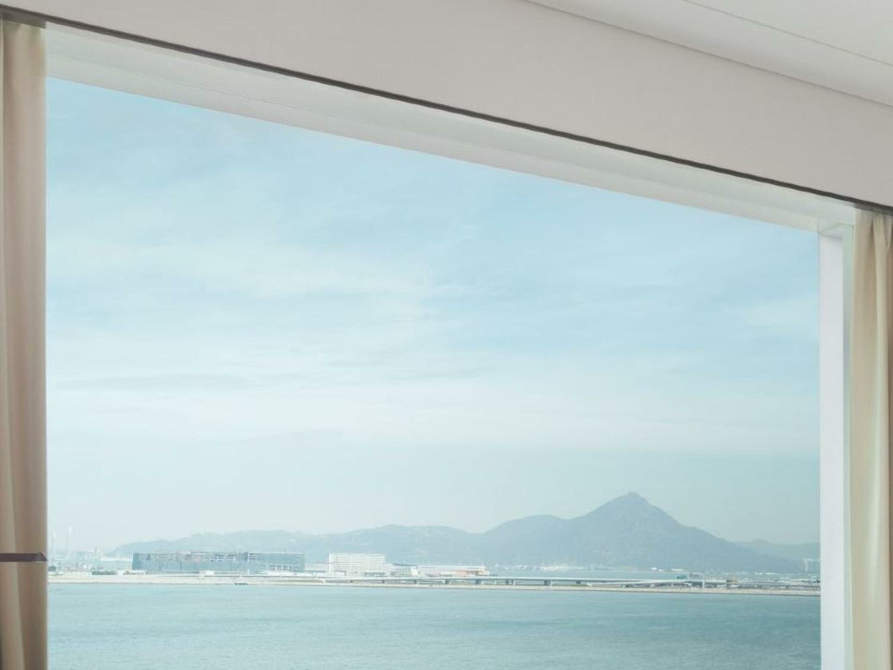 Traditional Ocean View Guest room with 1 King