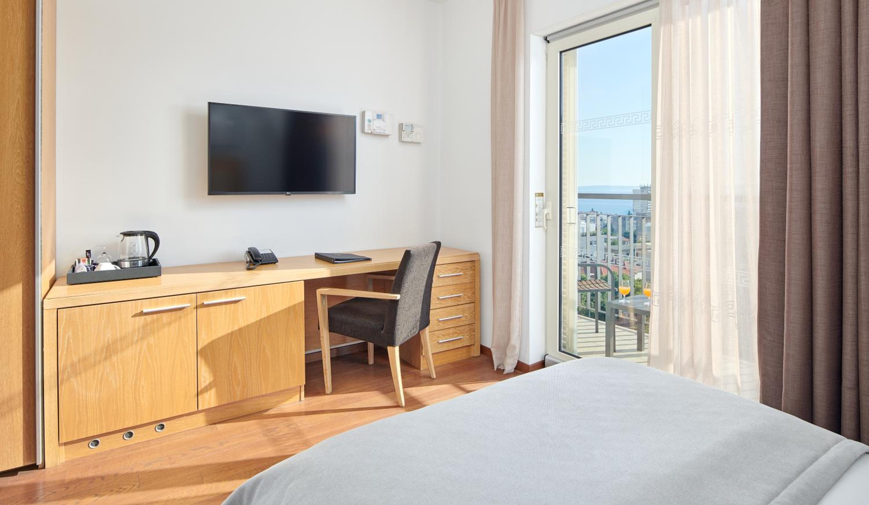 Classic Single Room with Balcony and City View