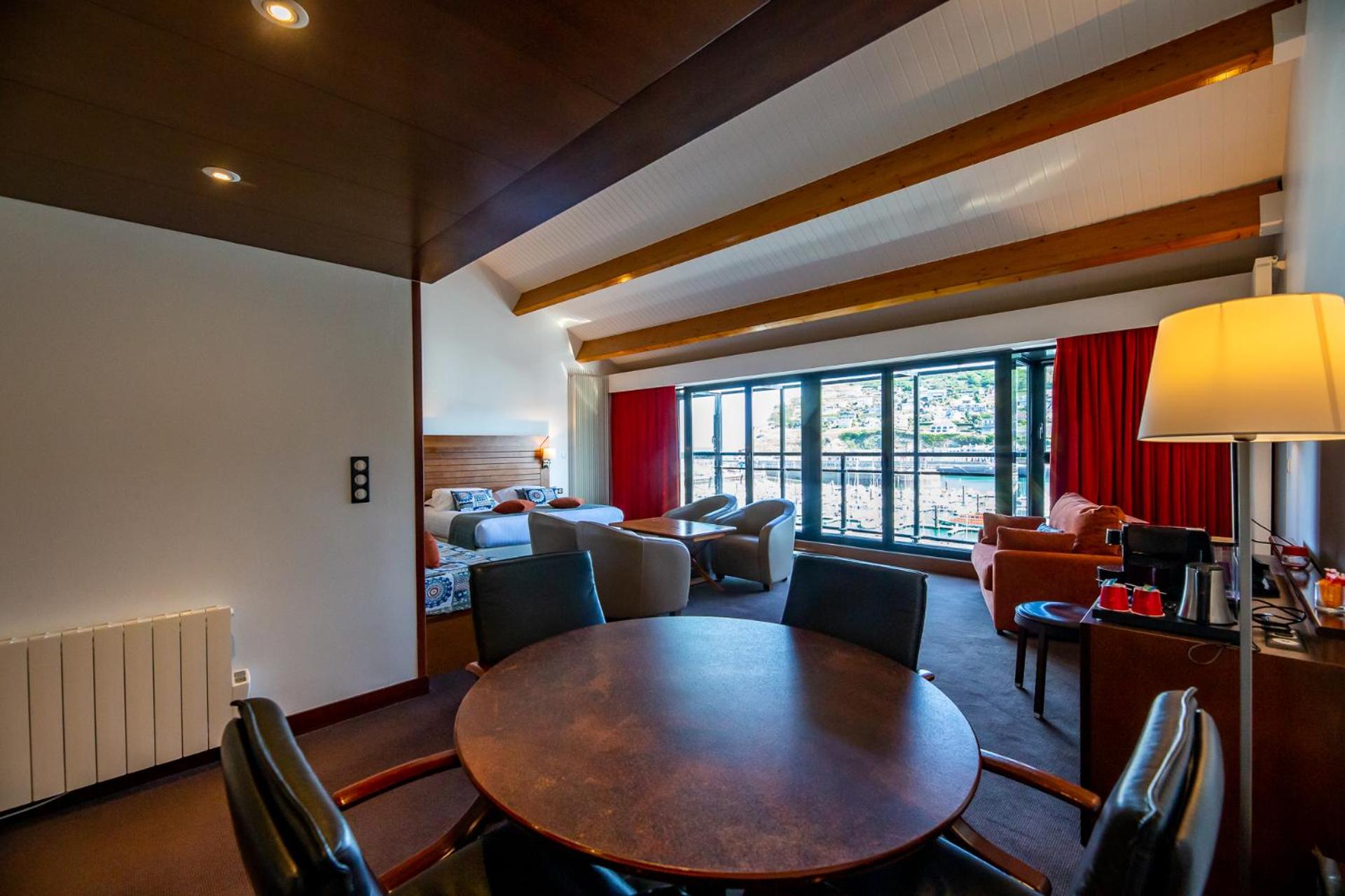 Deluxe Suite with Sea View