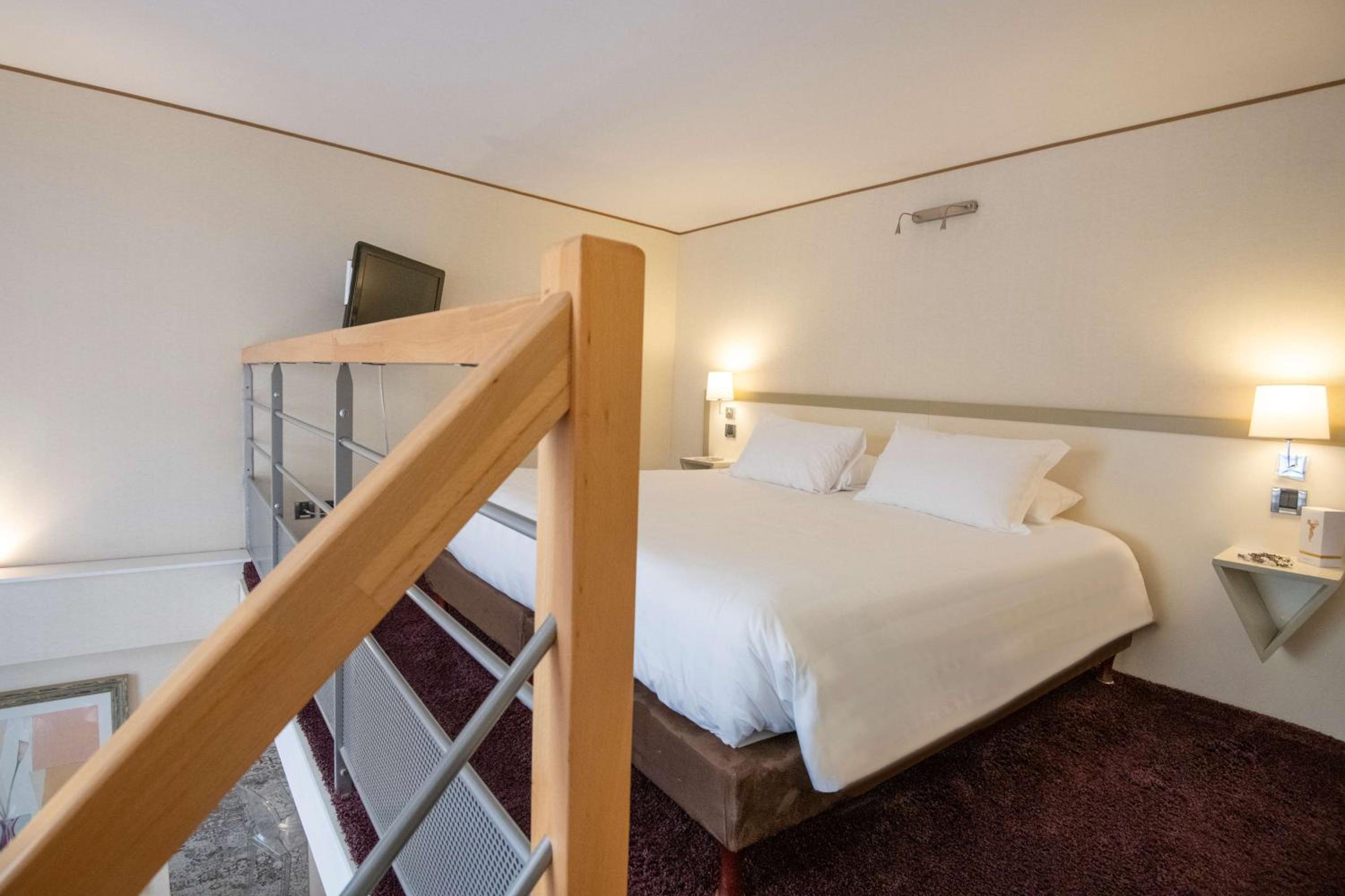 Executive Room with King Bed and Sofa Bed - Non-Smoking