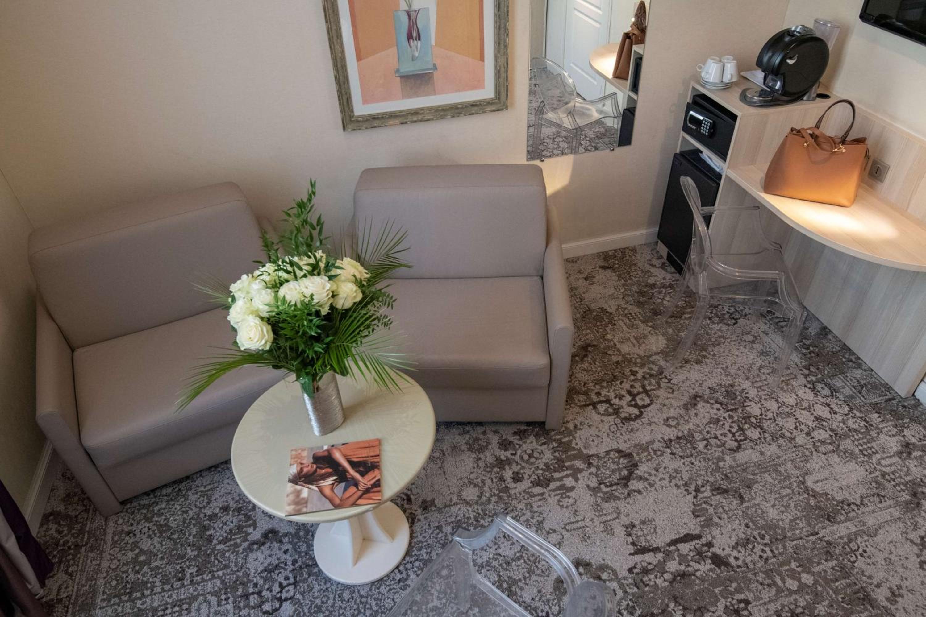 Executive Room with King Bed and Sofa Bed - Non-Smoking