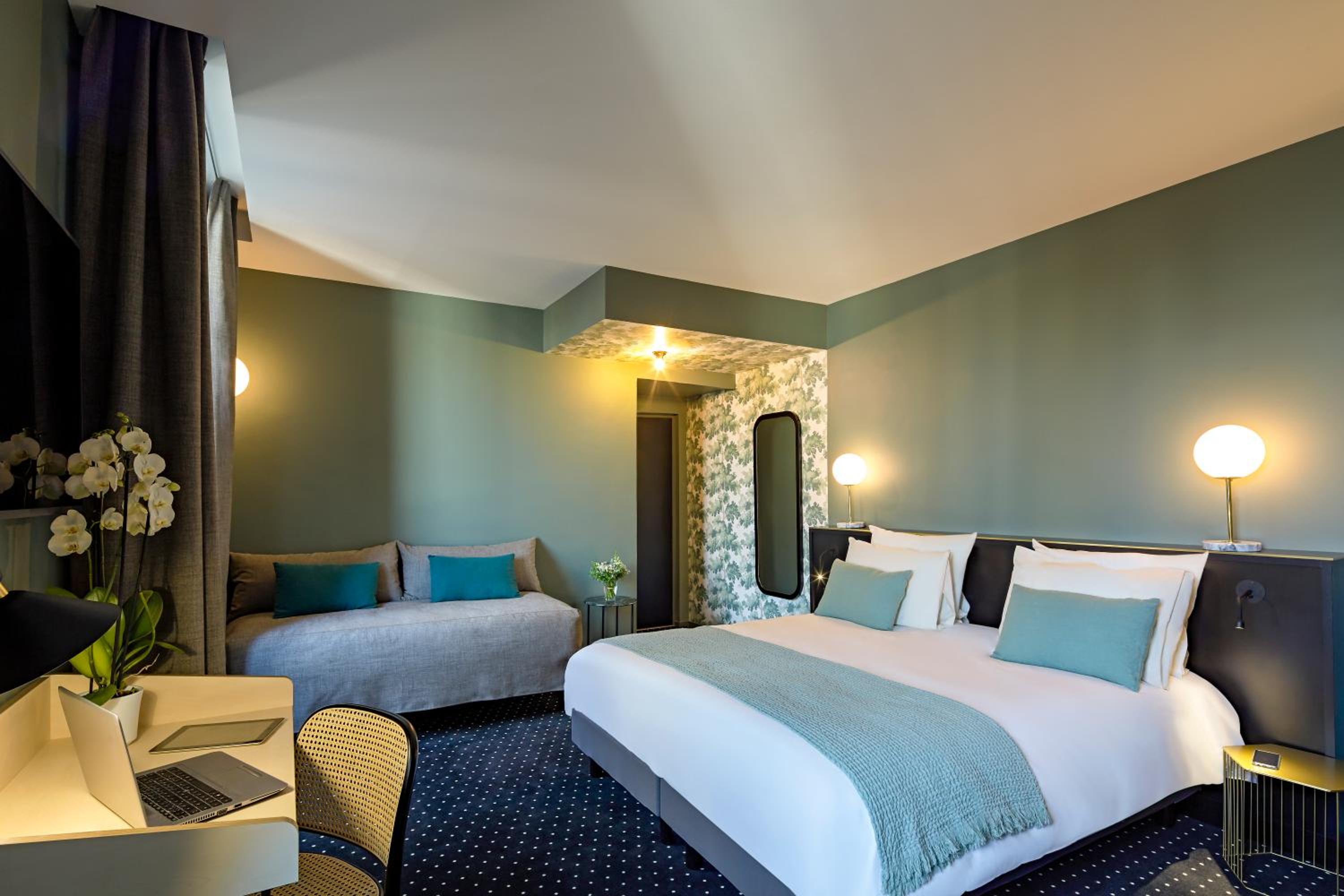 Superior Room with One Double Bed and Sofa Bed